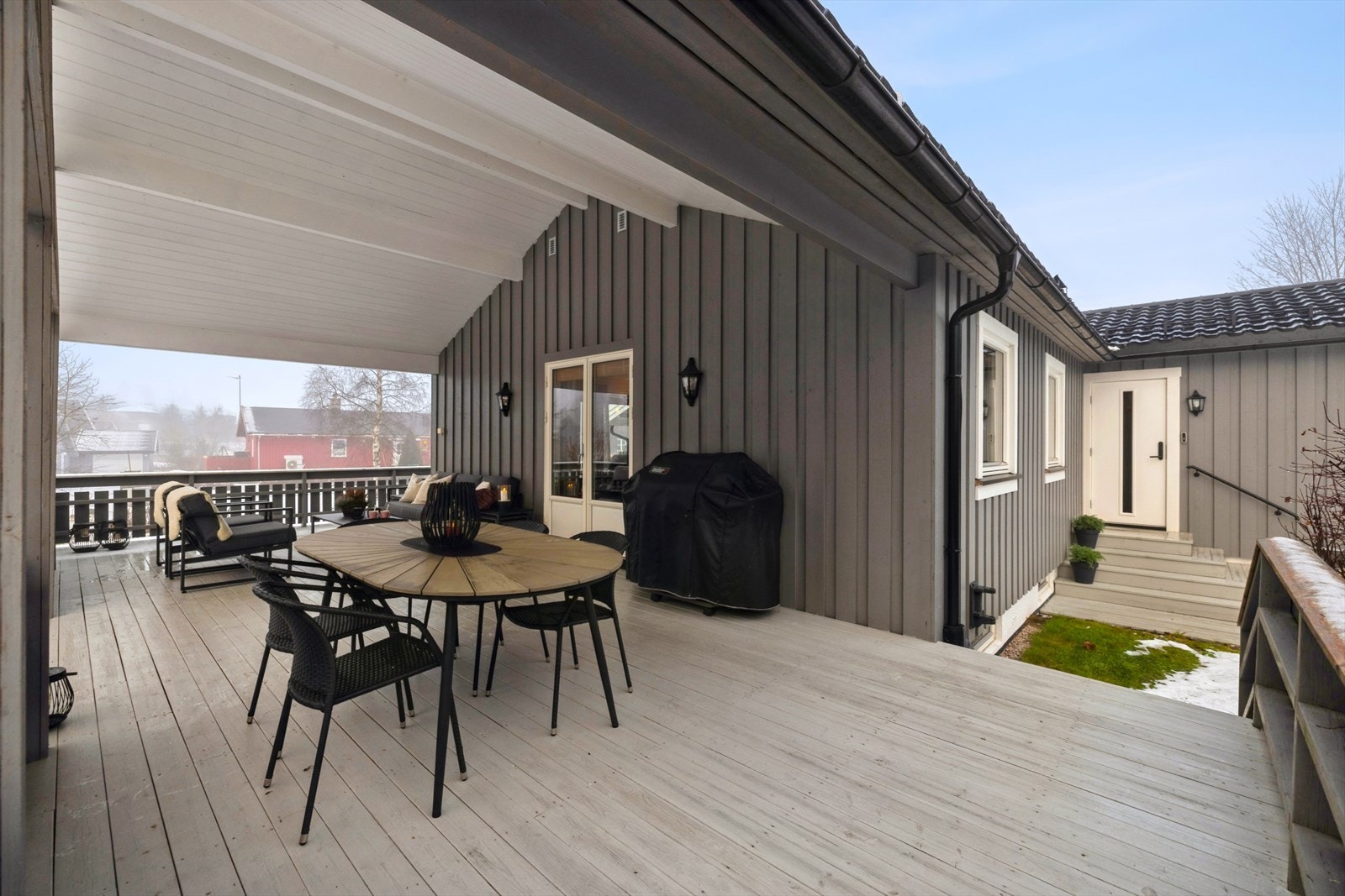 Romslig terrasse med direkte adkomst fra stue. Galleribilde