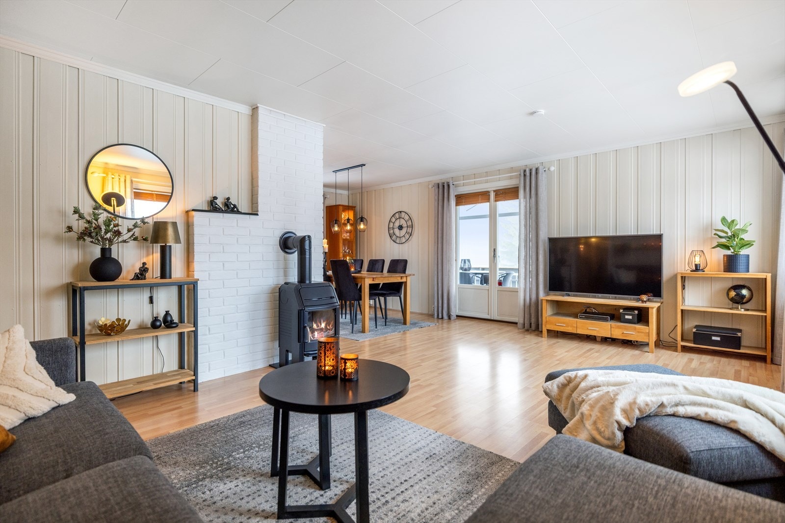 Åpen stue-/spiseløsning med naturlige soner. Galleribilde