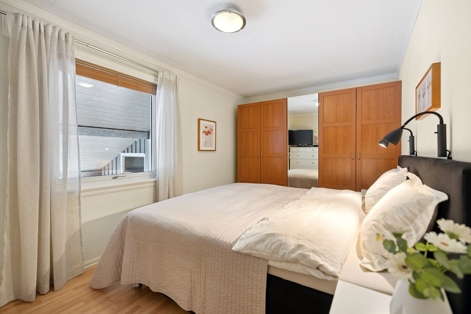 Hovedsoverom med god romfølelse og garderobeløsning. Galleribilde