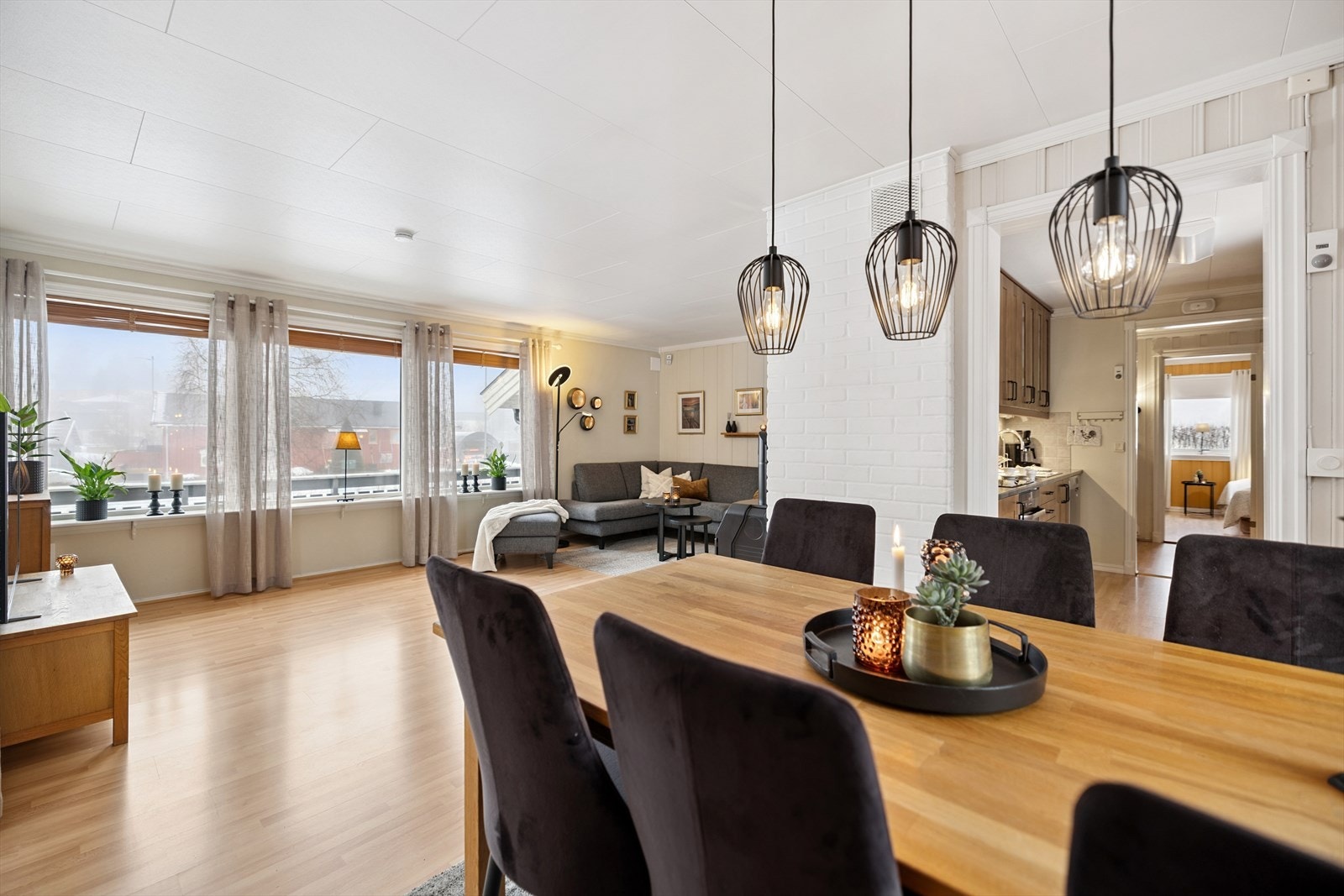 Rikelig med plass til både sofagruppe og spisebord. Galleribilde