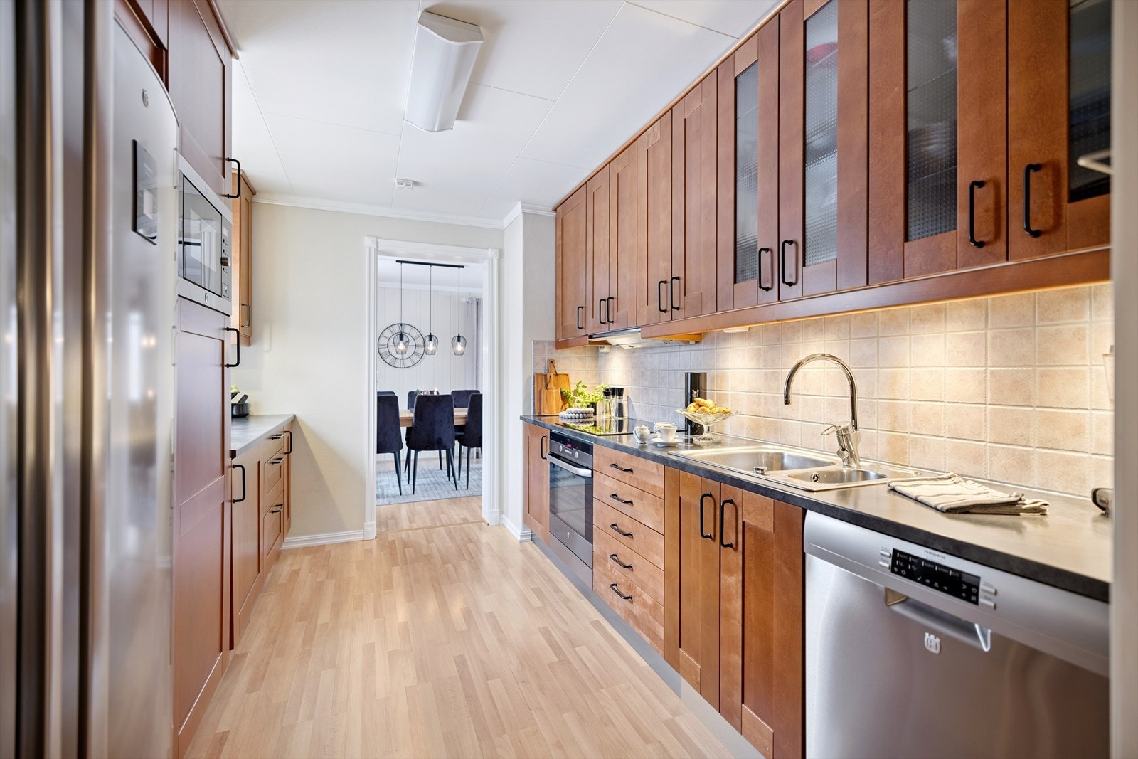 Praktisk kjøkken med god arbeidsflate og naturlig lys. Galleribilde