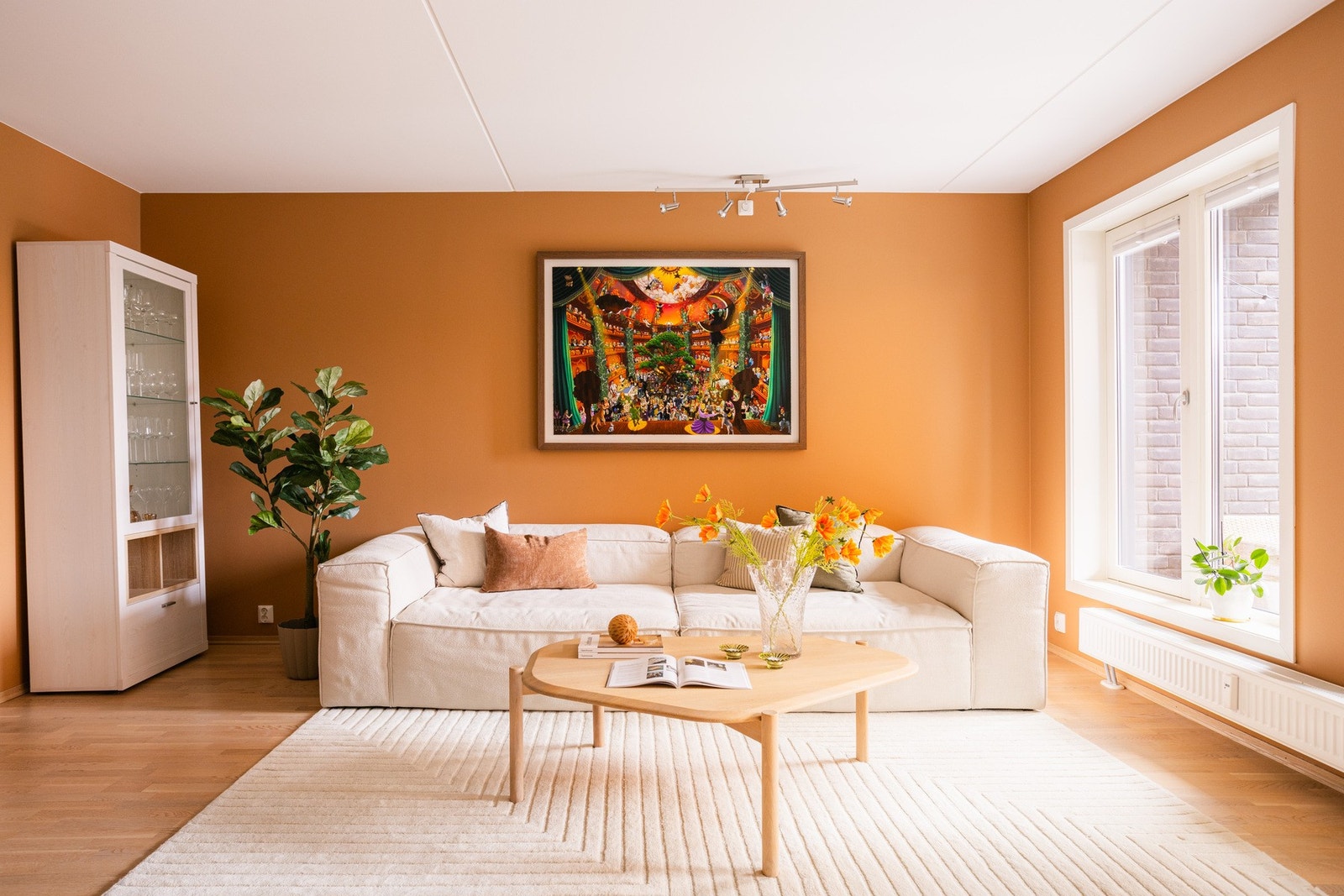 Stuen er malt i moderne og tidsriktige farger som gir et lunt og elegant uttrykk. Galleribilde