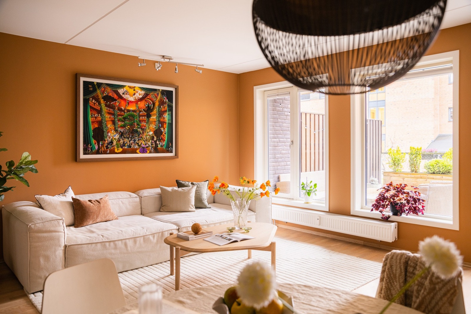 Her er det god plass til både romslig sofaseksjon, TV-løsning og spiseplass som naturlig binder stue og kjøkken sammen. Galleribilde