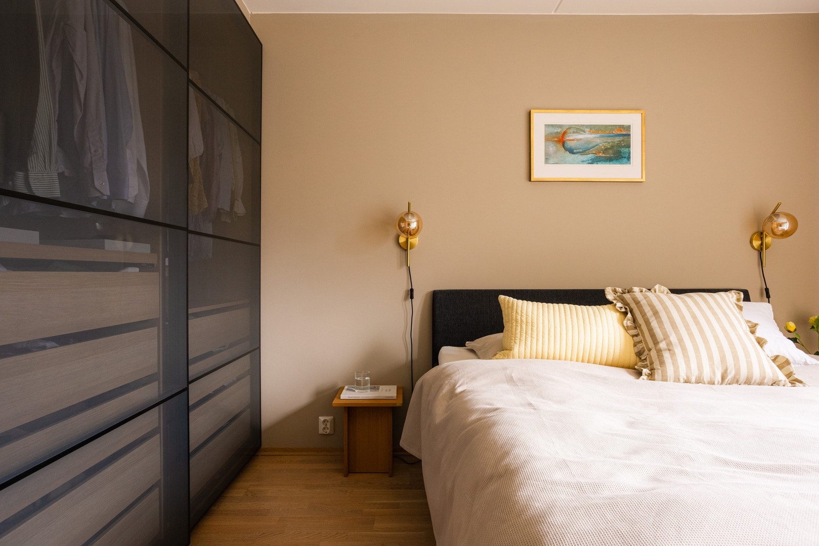 Fra soverommet får du direkte utgang til en hyggelig terrasse og hageparsell på ca. 6 m². Galleribilde