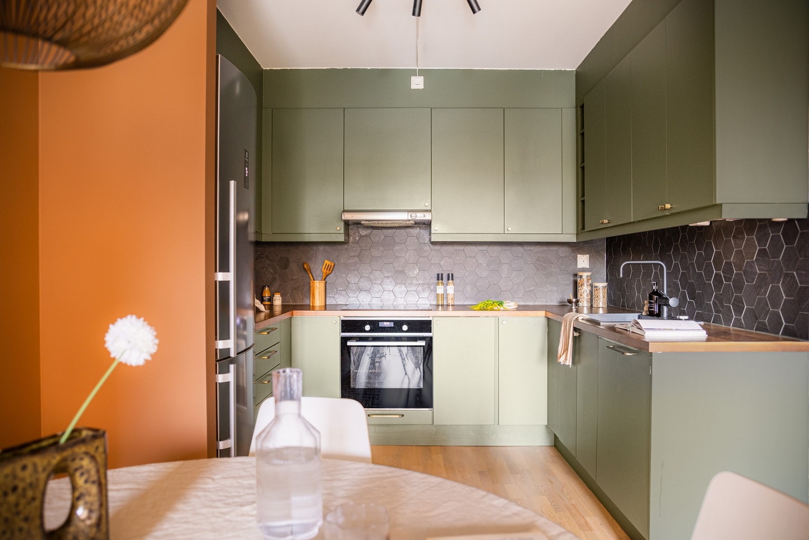 Stilrent Sigdal-kjøkken med grønne, glatte fronter som gir kjøkkenet karakter og et moderne uttrykk. Galleribilde