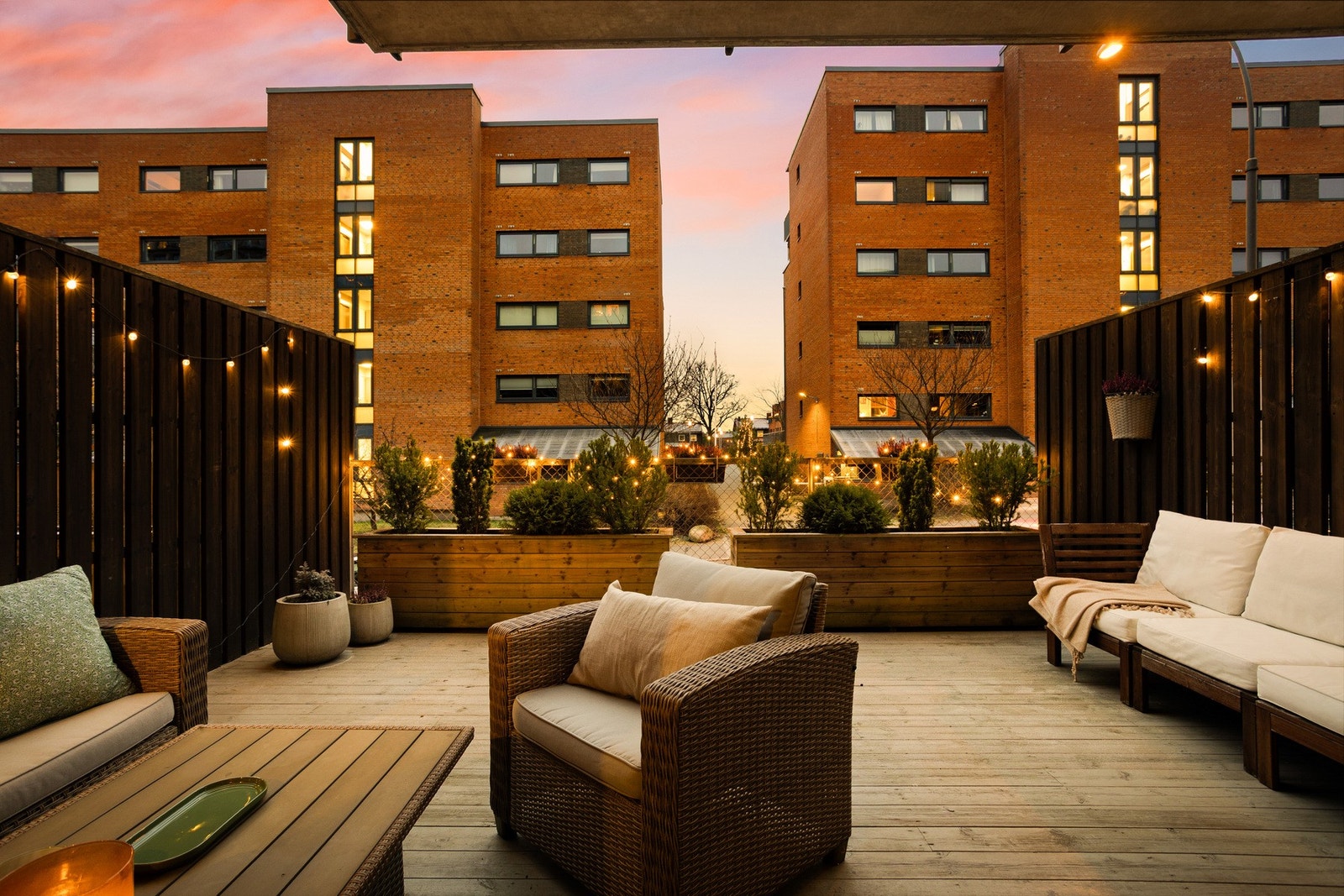 Boligen har to terrasser på totalt ca. 33 m², en stor terrasse på ca. 27 m² med utgang fra stuen og en mer privat terrasse på ca. 6 m² med utgang fra soverom. Galleribilde