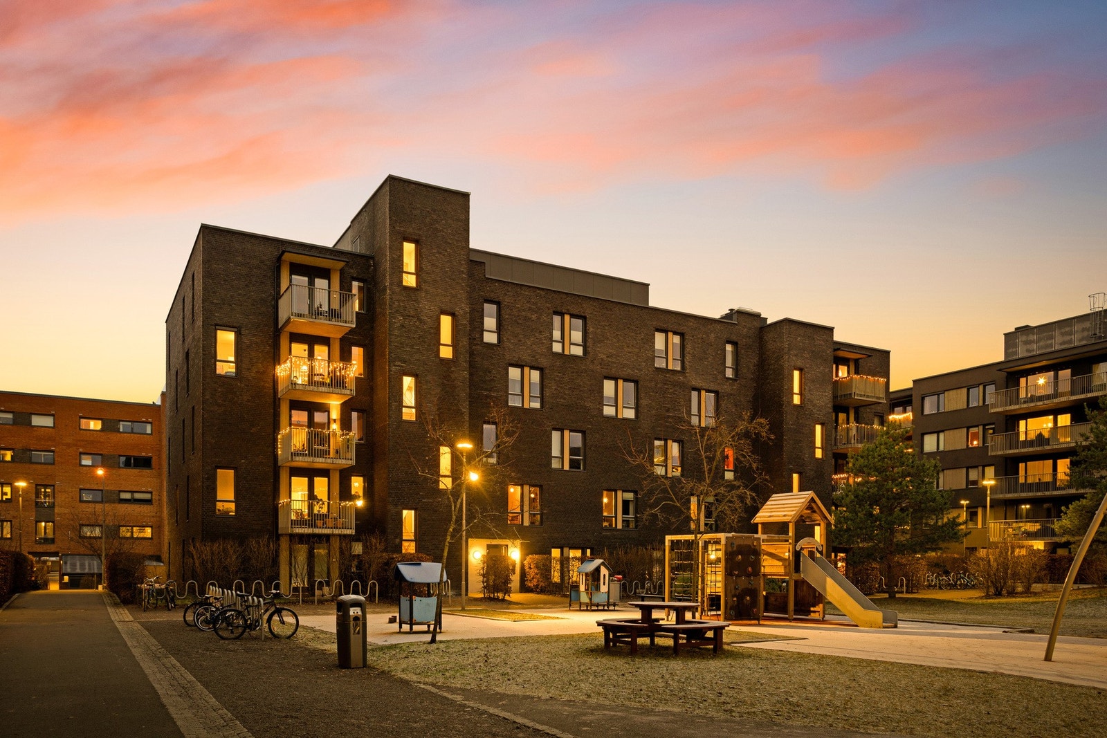 Leiligheten holder en moderne standard og byr på en funksjonell planløsning med åpen stue- og kjøkkenløsning, to gode soverom og både bad og separat toalettrom. Galleribilde