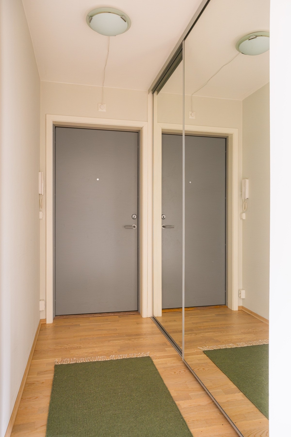 Videre er det en praktisk skyvedørsgarderobe som sørger for rikelig med oppbevaringsplass og en ryddig hverdag. Galleribilde