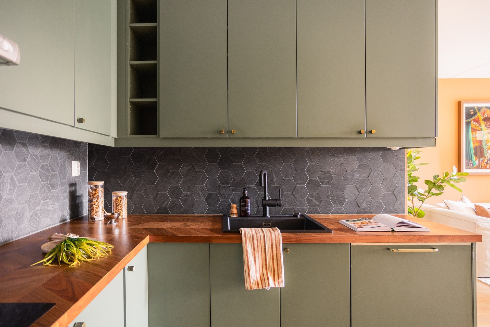 Kjøkkenet er funksjonelt utformet med integrerte hvitevarer, herunder oppvaskmaskin samt integrert koketopp og stekeovn med mekanisk ventilator over. Galleribilde