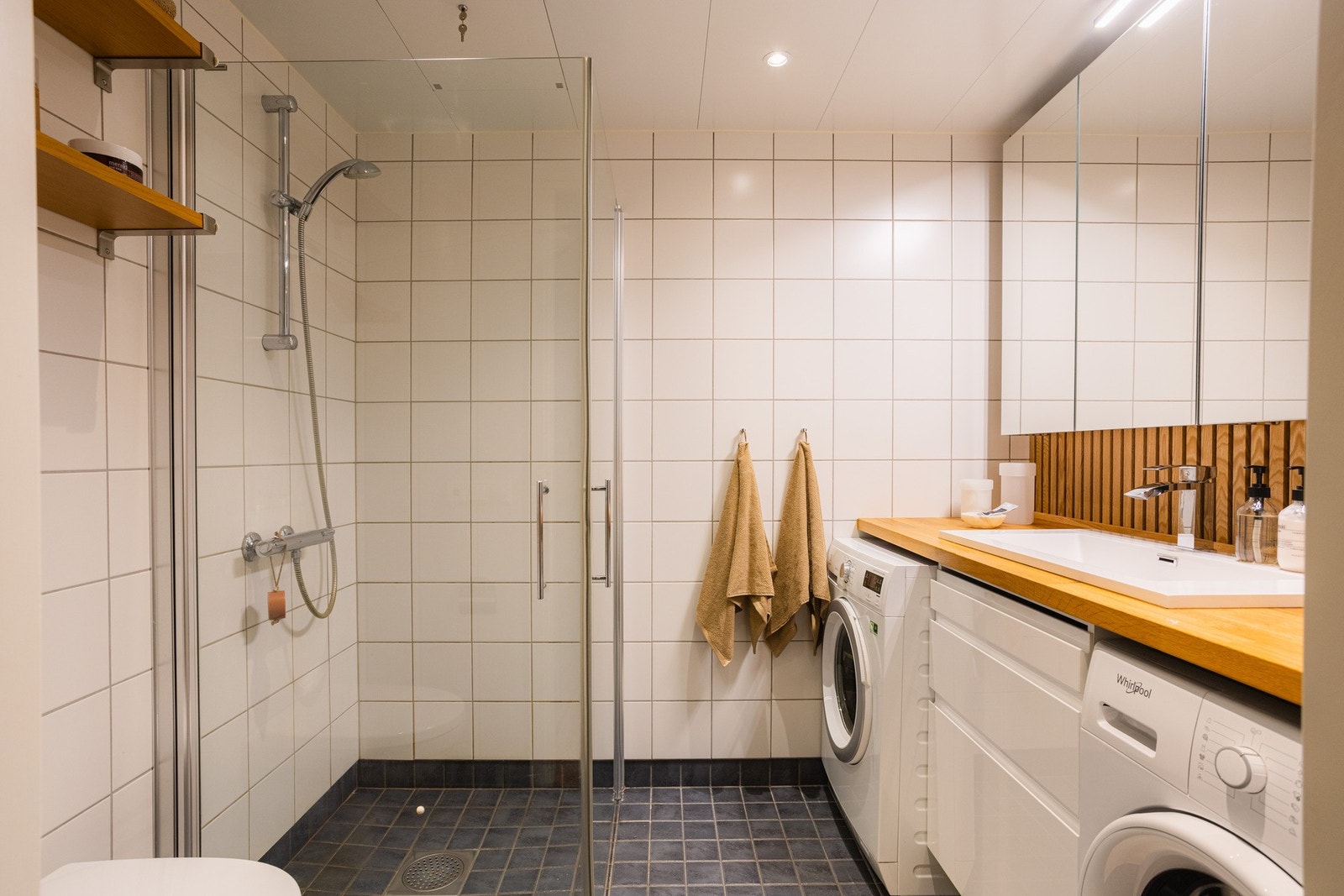 Delikat flislagt baderom fra byggeåret 2013, med behagelig gulvvarme som gir ekstra komfort. Galleribilde