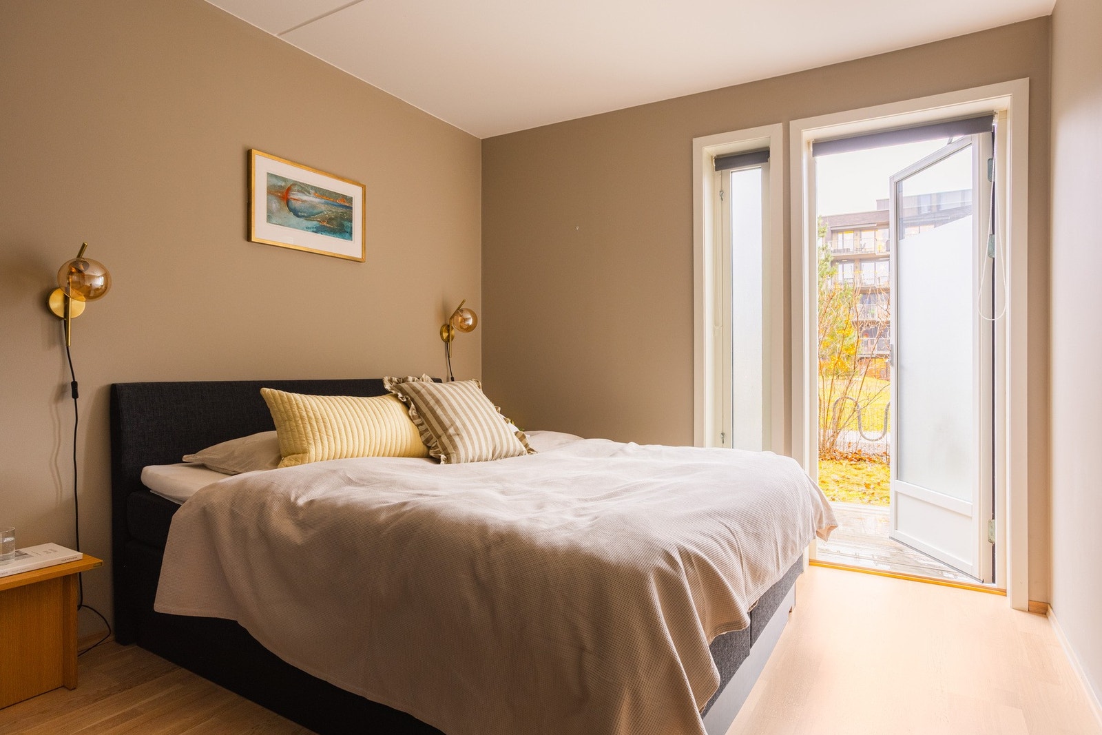 Hovedsoverommet er utstyrt med skyvedørsgarderobe, med god plass til dobbeltseng med tilhørende møblement. Galleribilde