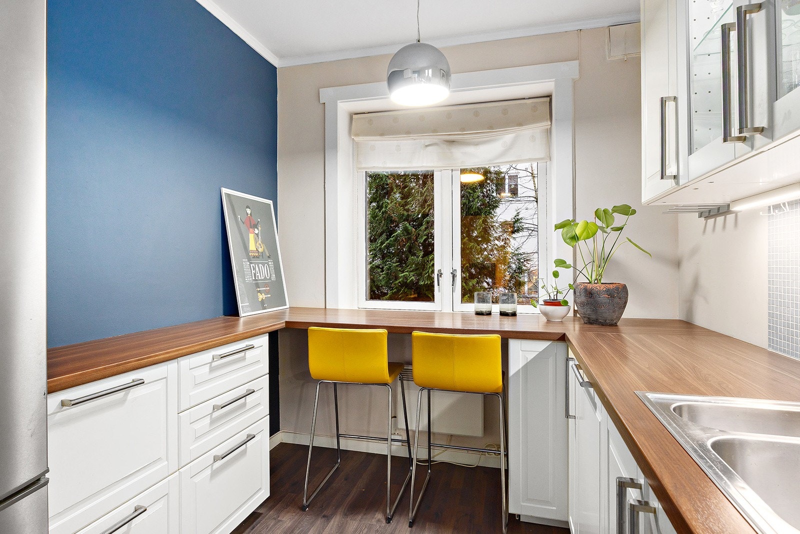 Kjøkken med spiseplass ved vindu Galleribilde