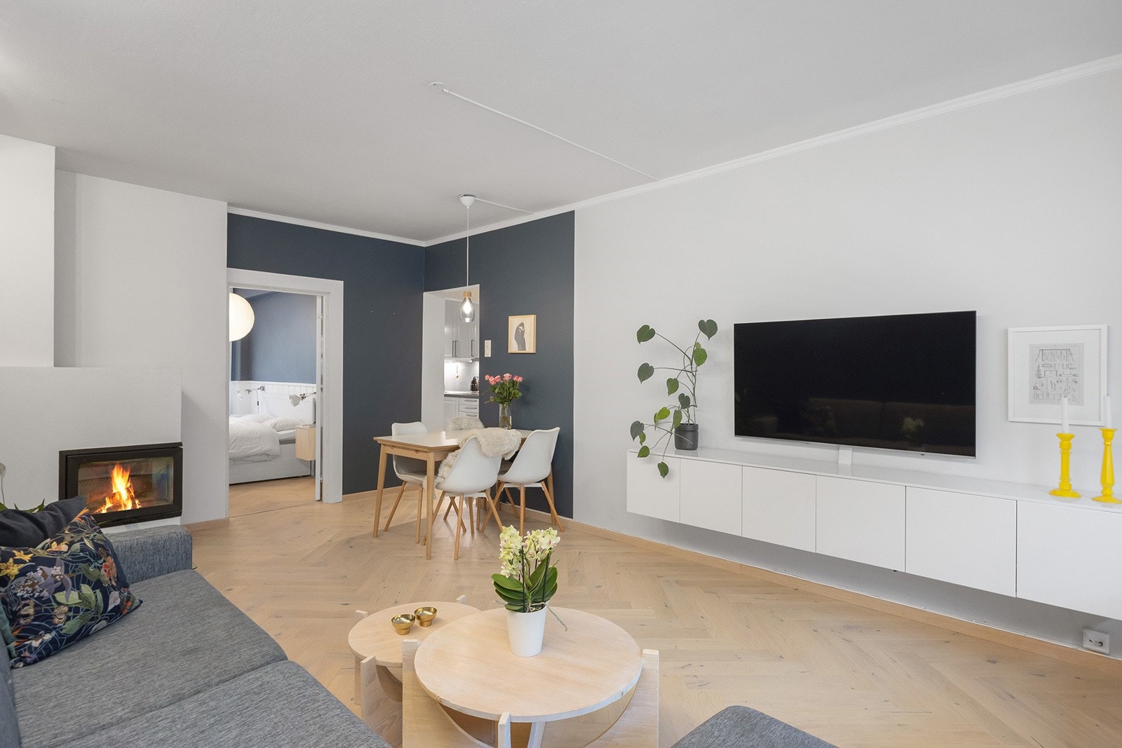 Stue og soverom med nylagte gulv i 2025. Fin hjørnepeis Galleribilde