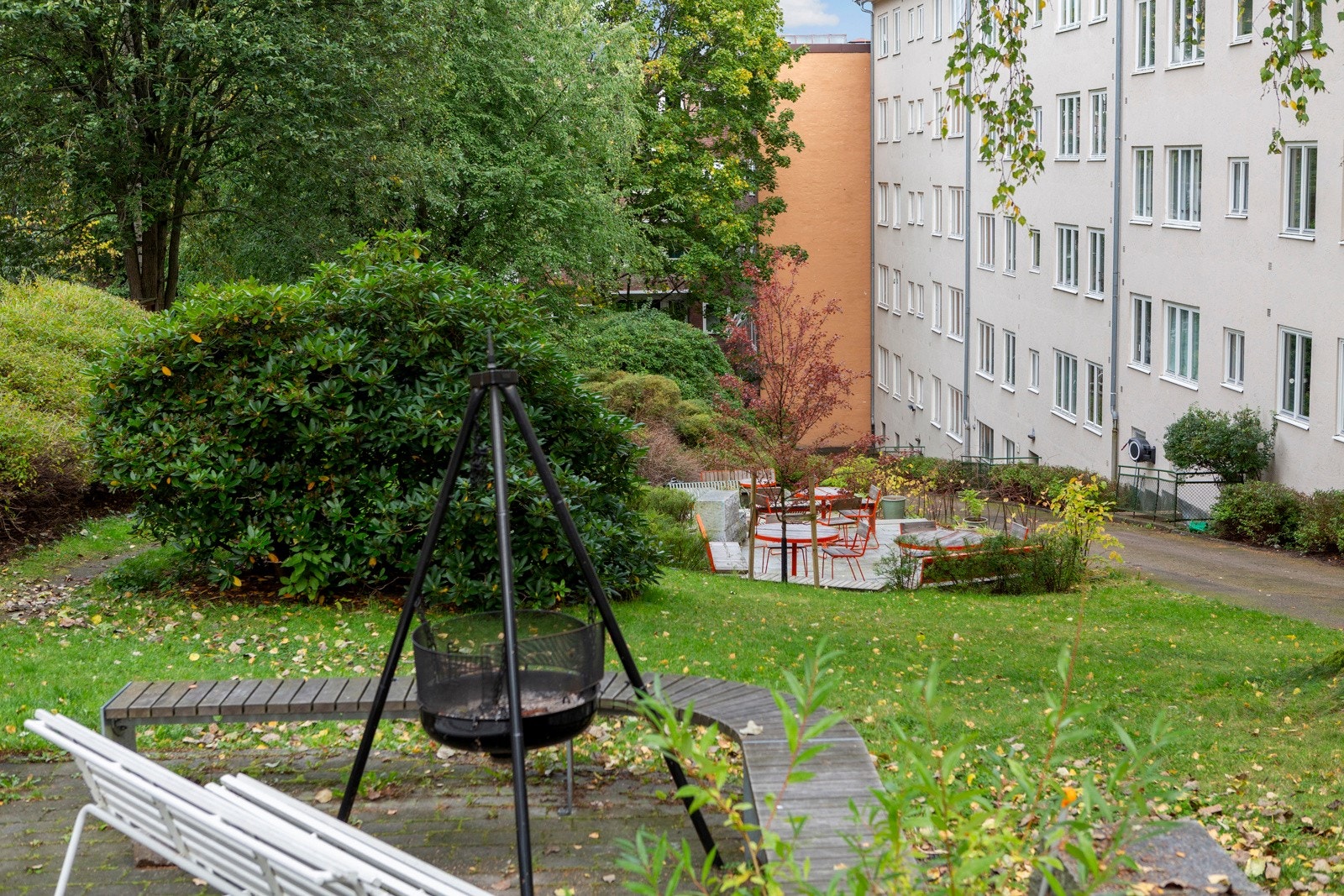 Borettslagets område med sittegruppe og bord. Perfekt sted for hagefesten! Galleribilde