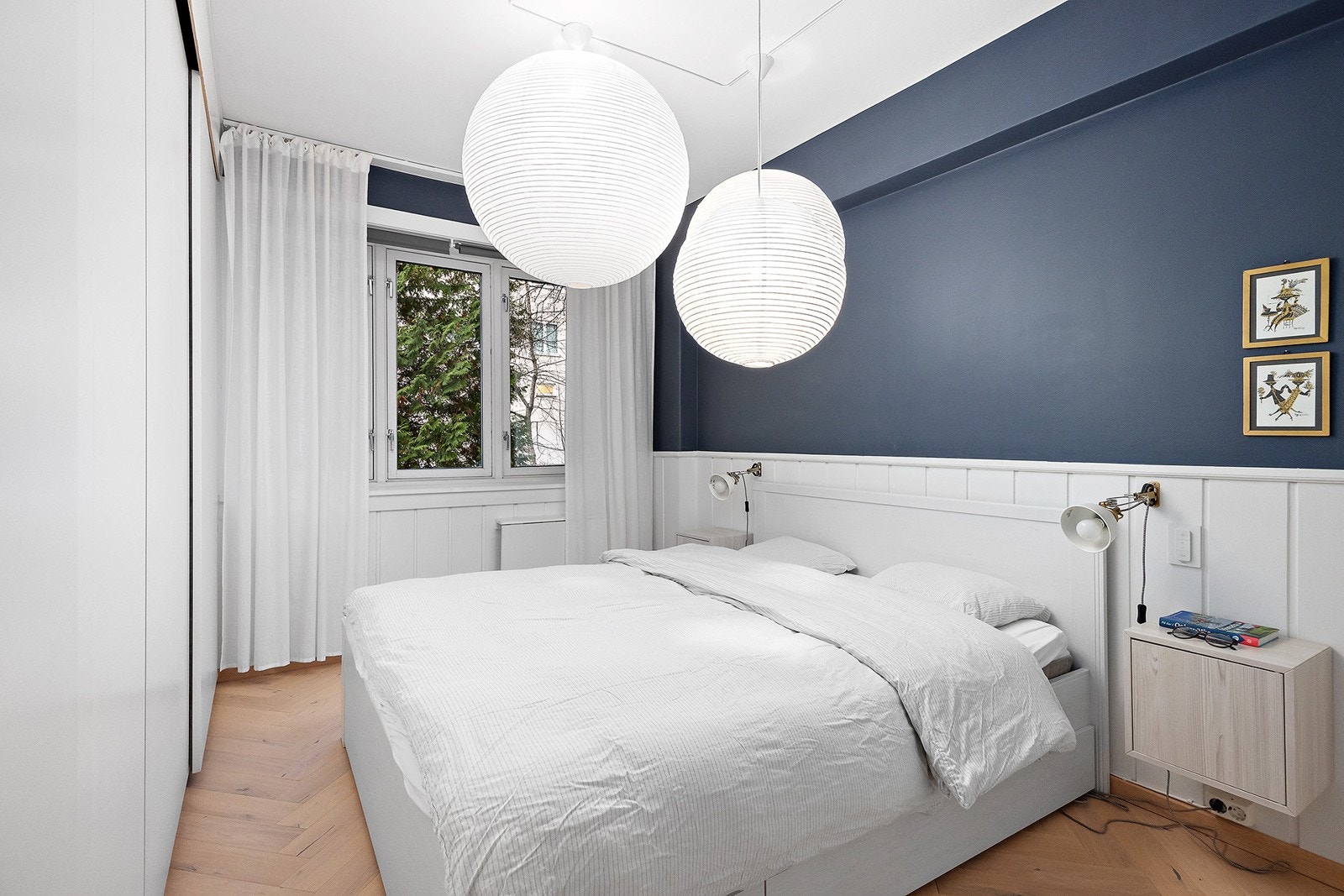 Soverom 1 med skyvedørsgarderobe god plass til dobbbeltseng mm Galleribilde