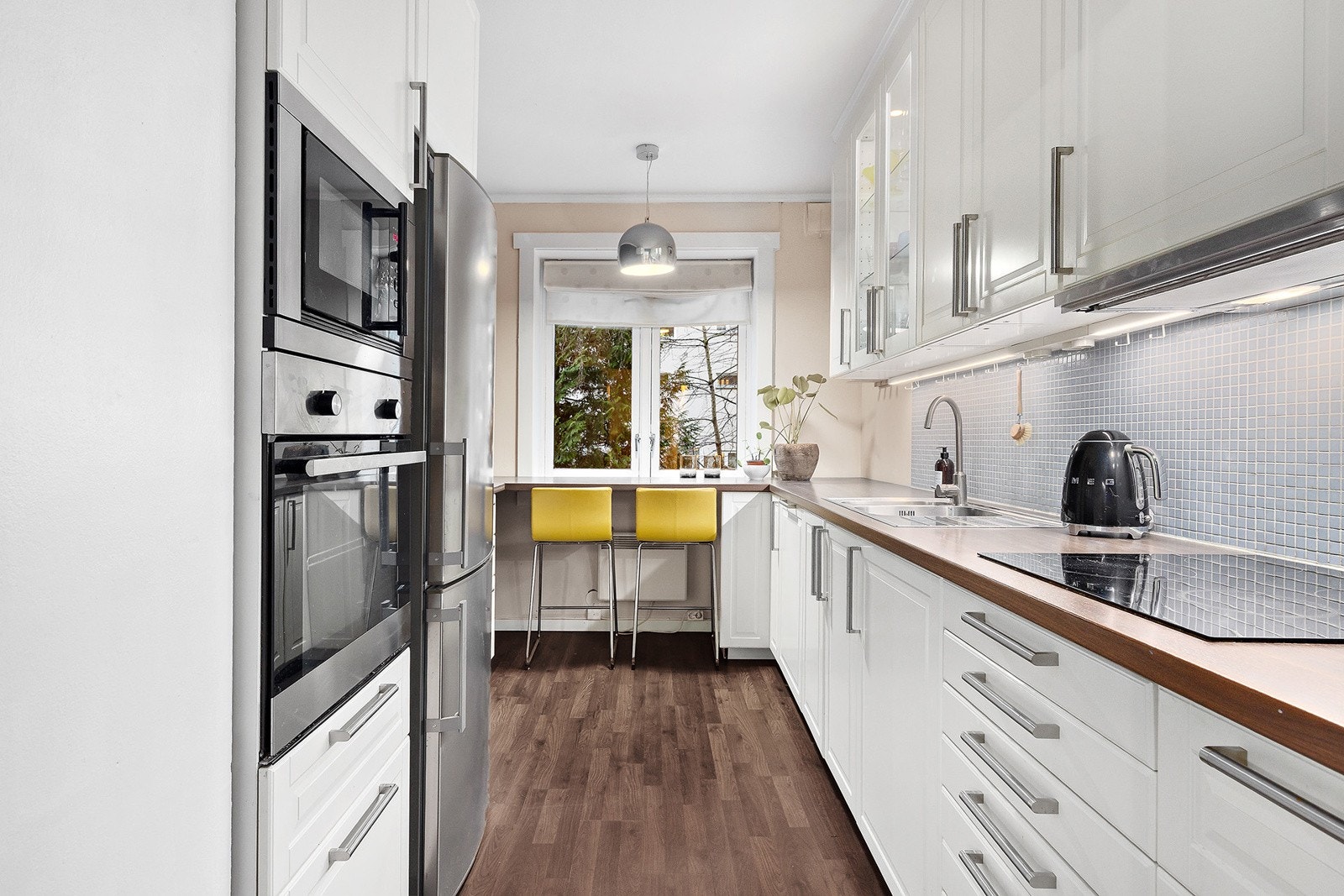 Meget god skap og benkeplass Galleribilde