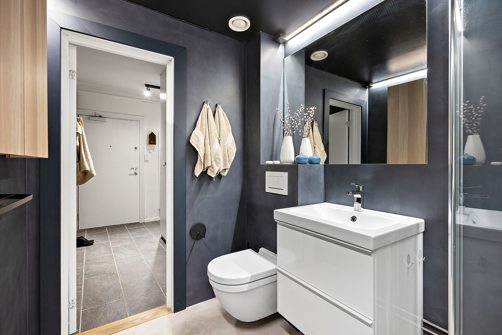 Bad med servant i innredning og vegghengt toalett Galleribilde