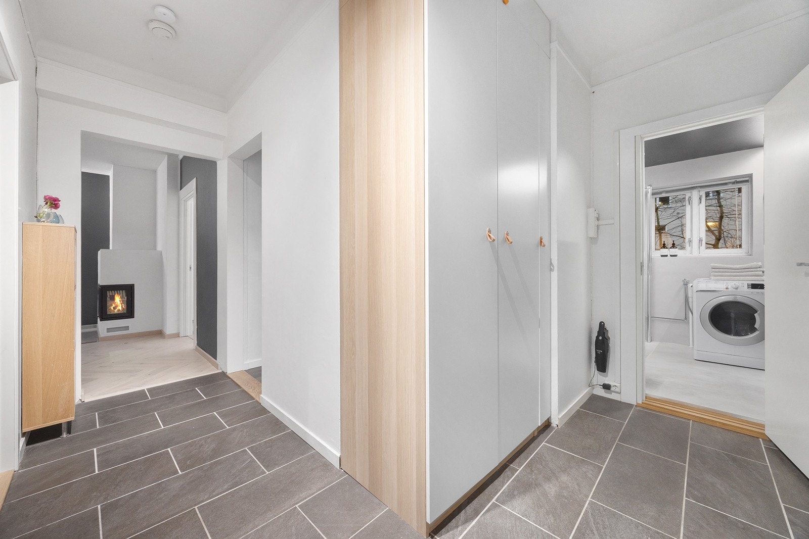 Romslig entré med plassbygde skap Galleribilde