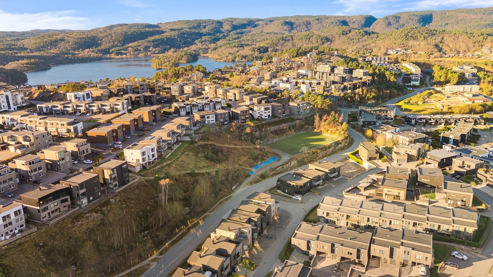 Det er bussforbindelse like I nærheten og ellers flere fine tur- og treningsmuligheter. Galleribilde