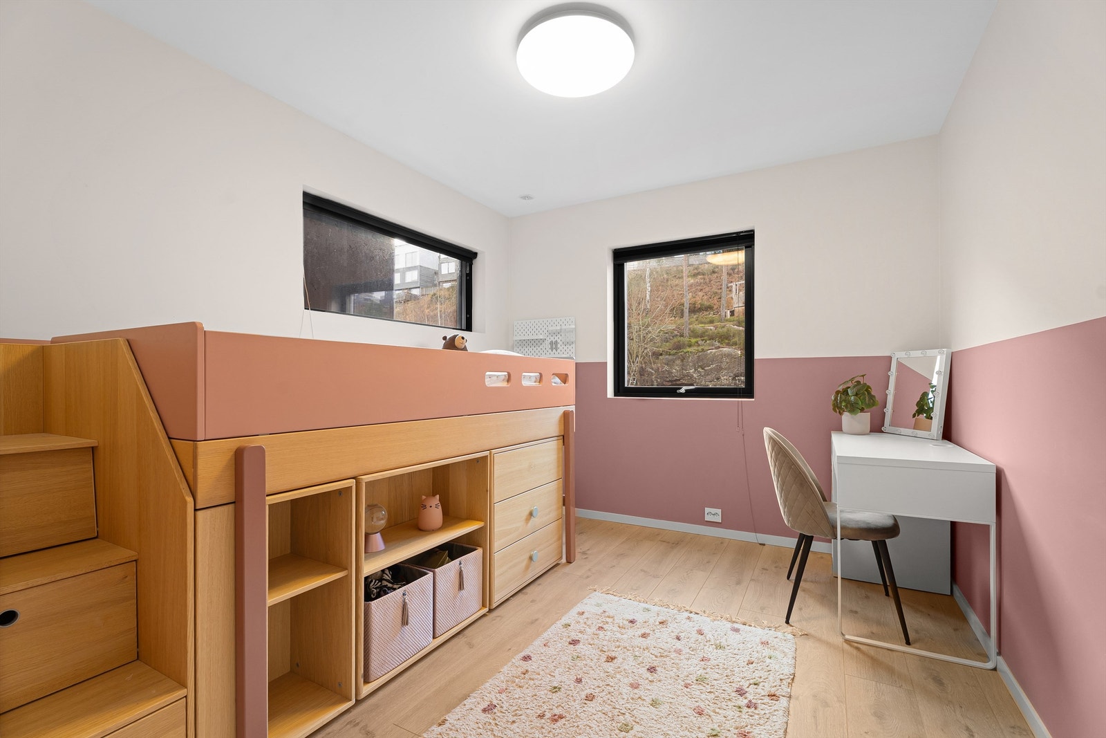 Soverom nr. 2 er av god størrelse og passer ypperlig som barne- og tenåringsrom, gjesterom, og/eller kontor. Galleribilde