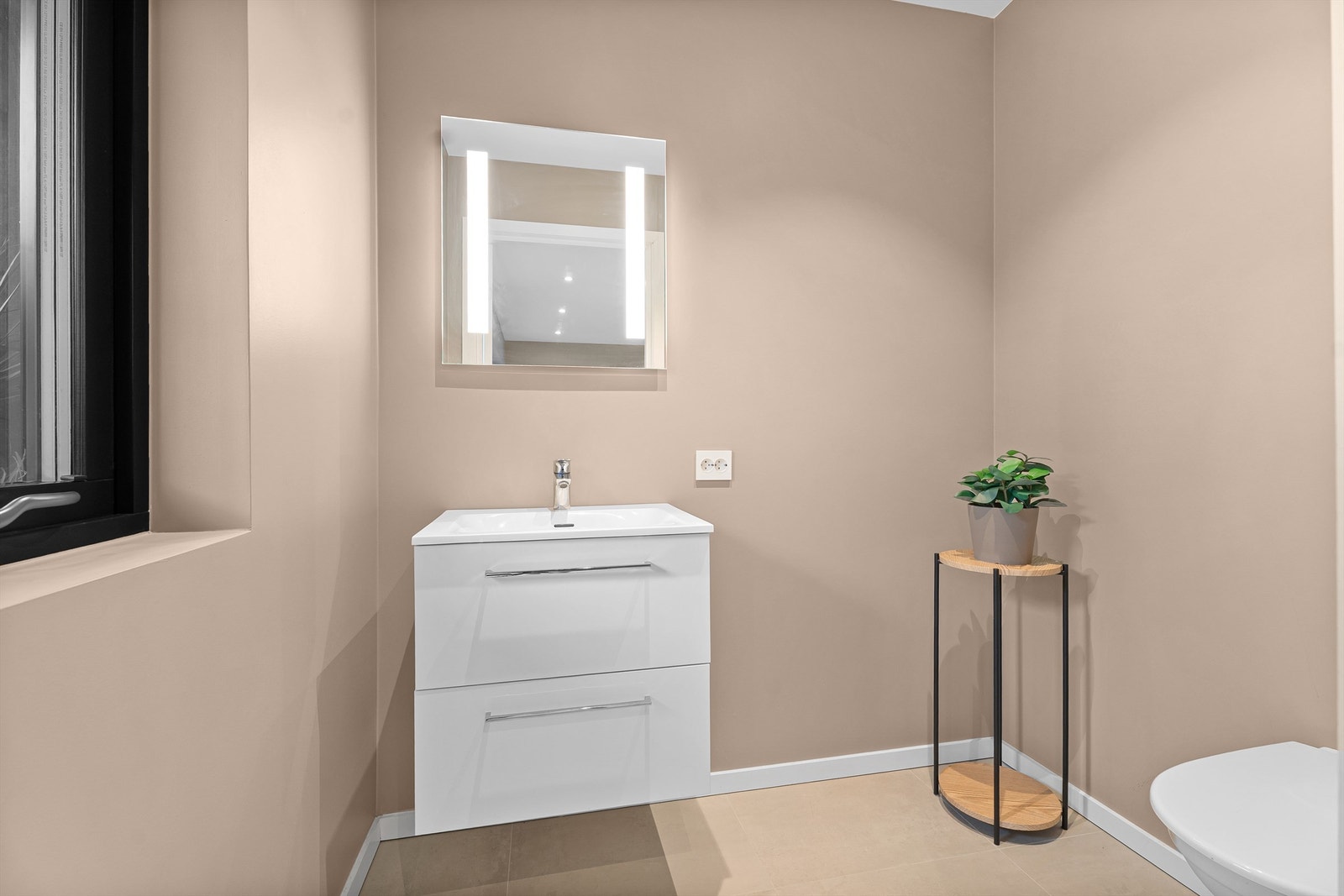 Det er gulvvarme og stilrene linjer i likhet med resten av boligen. Galleribilde