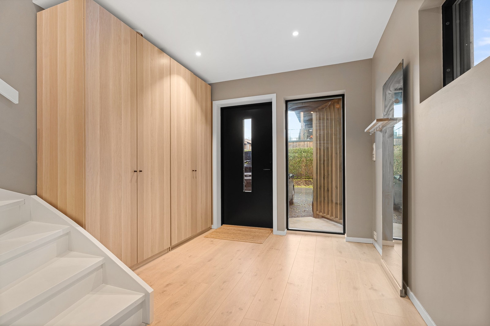 Gang/entré med store og innholdsrike garderobeskap. Galleribilde