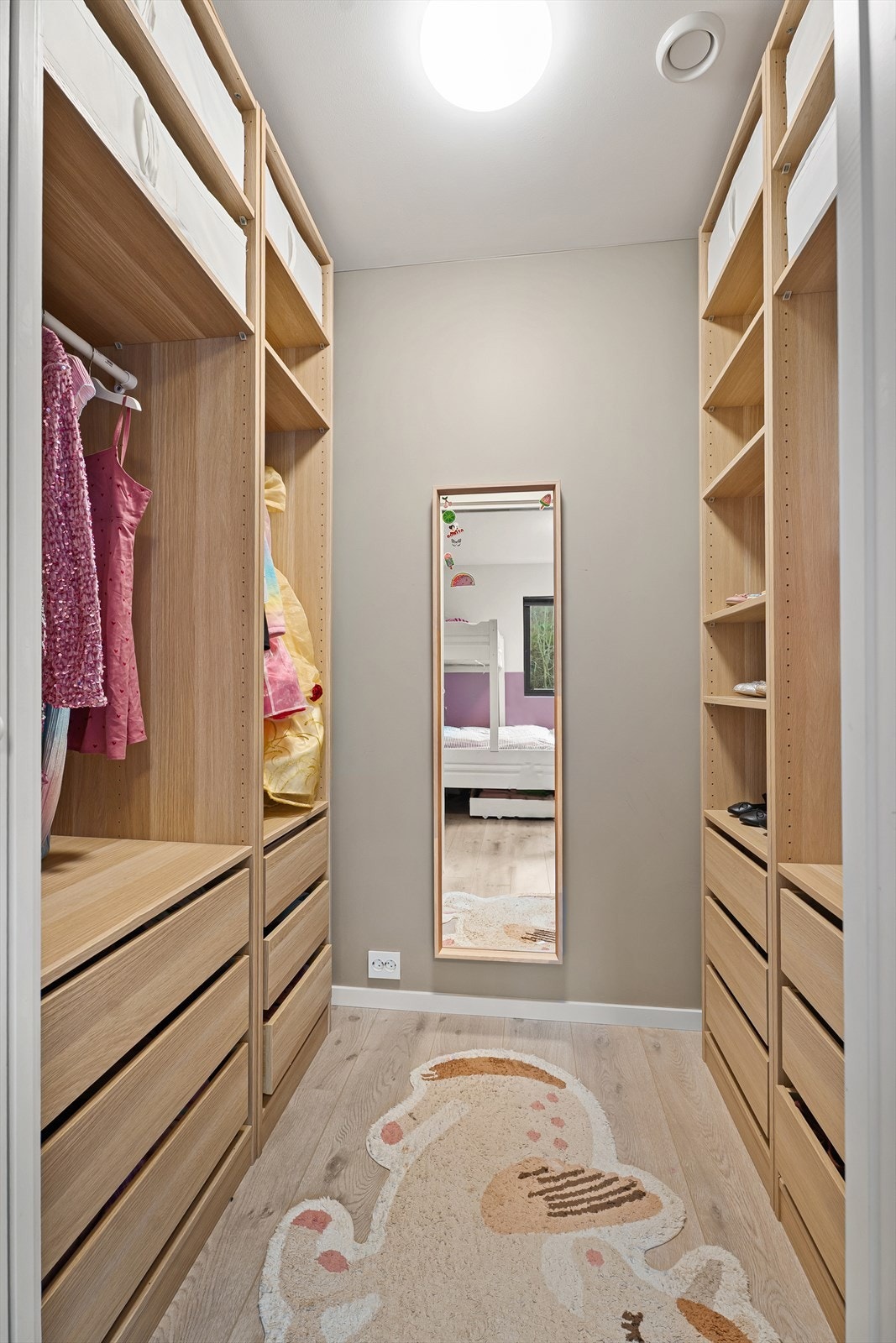 Walk-in garderoben passer ypperlig til oppbevaring og frigjør plass på soverommet til andre møbler. Galleribilde