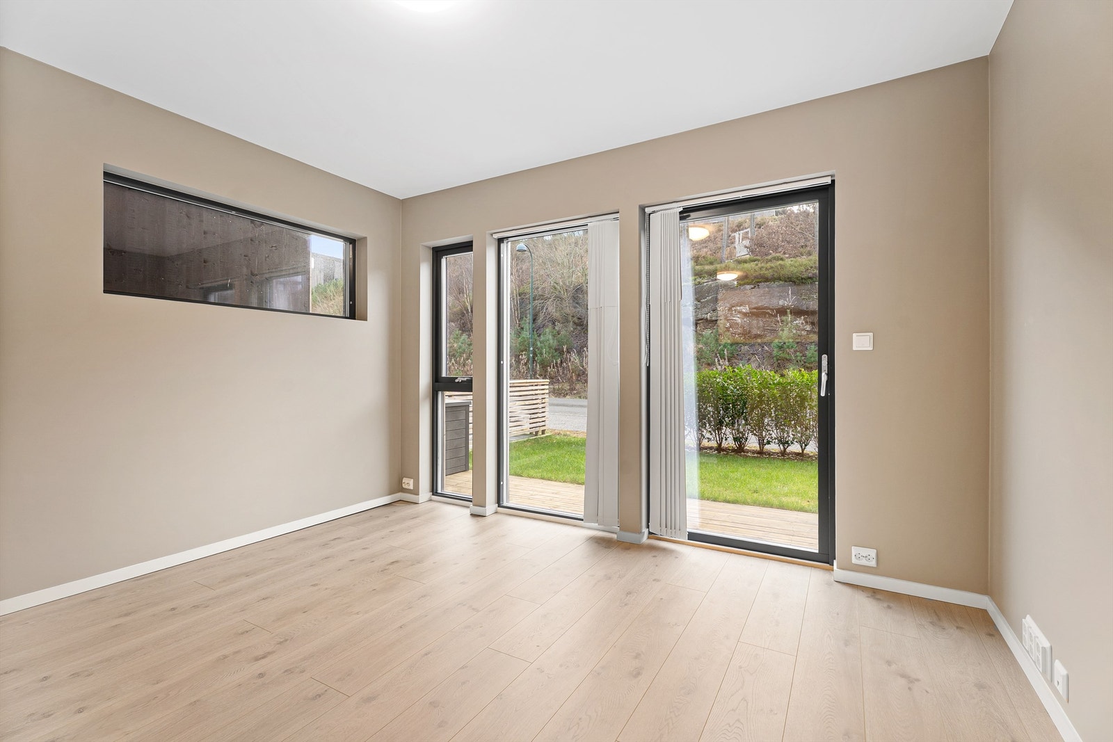 Fra stuen er det videre utgang til en platting og hage. Galleribilde