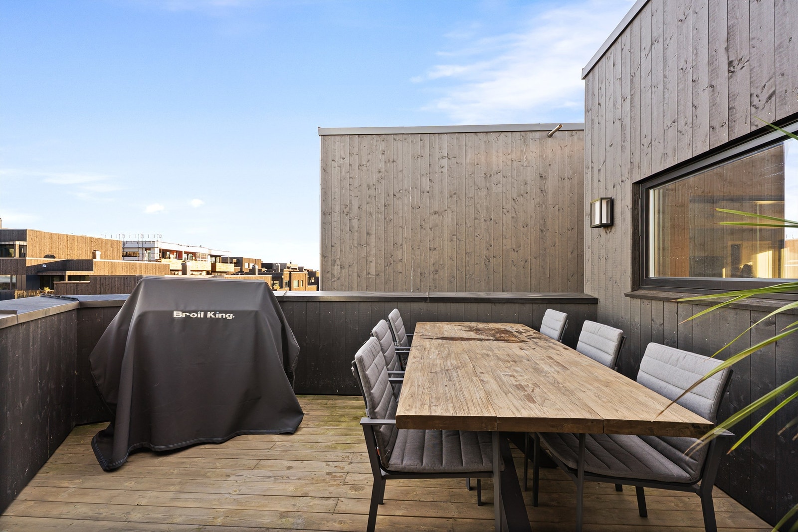 Ved kjøkkenet finner du boligens andre uteplass med plass til hagemøbler og grill. Her kan du nyte et fint måltid på varmere dager. Galleribilde