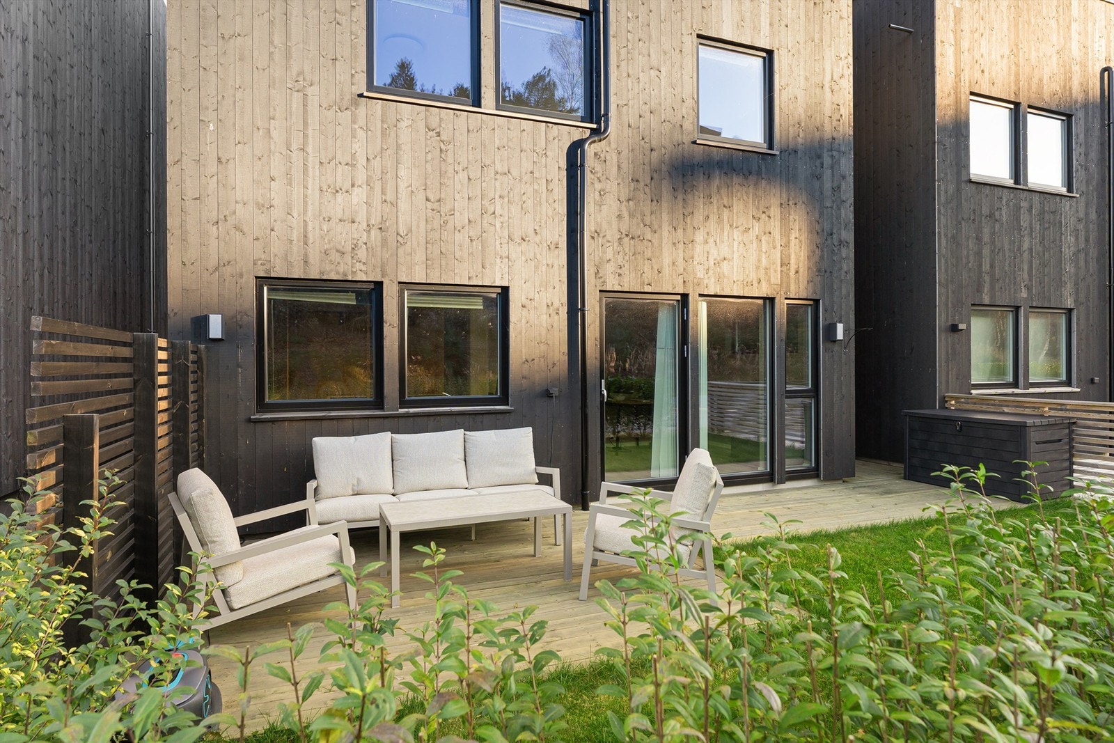 Uteområdet er pent opparbeidet med platting, hage og pen beplantning som skaper et flott uteareal. Galleribilde