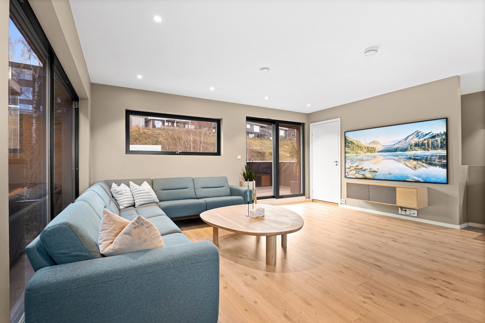 Stuen er meget romslig og har god plass til en større sofagruppe samt tv-seksjon. Til høyre er det inngang til et praktisk toalett. Galleribilde