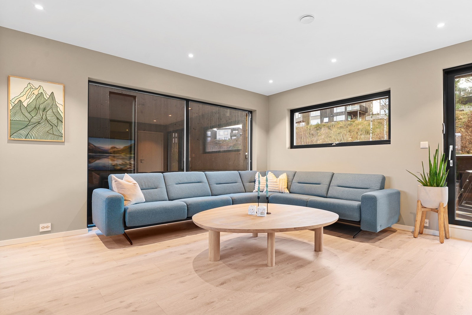 Store vindusflater slipper inn godt med naturlig lys og skaper en flott atmosfære. Galleribilde