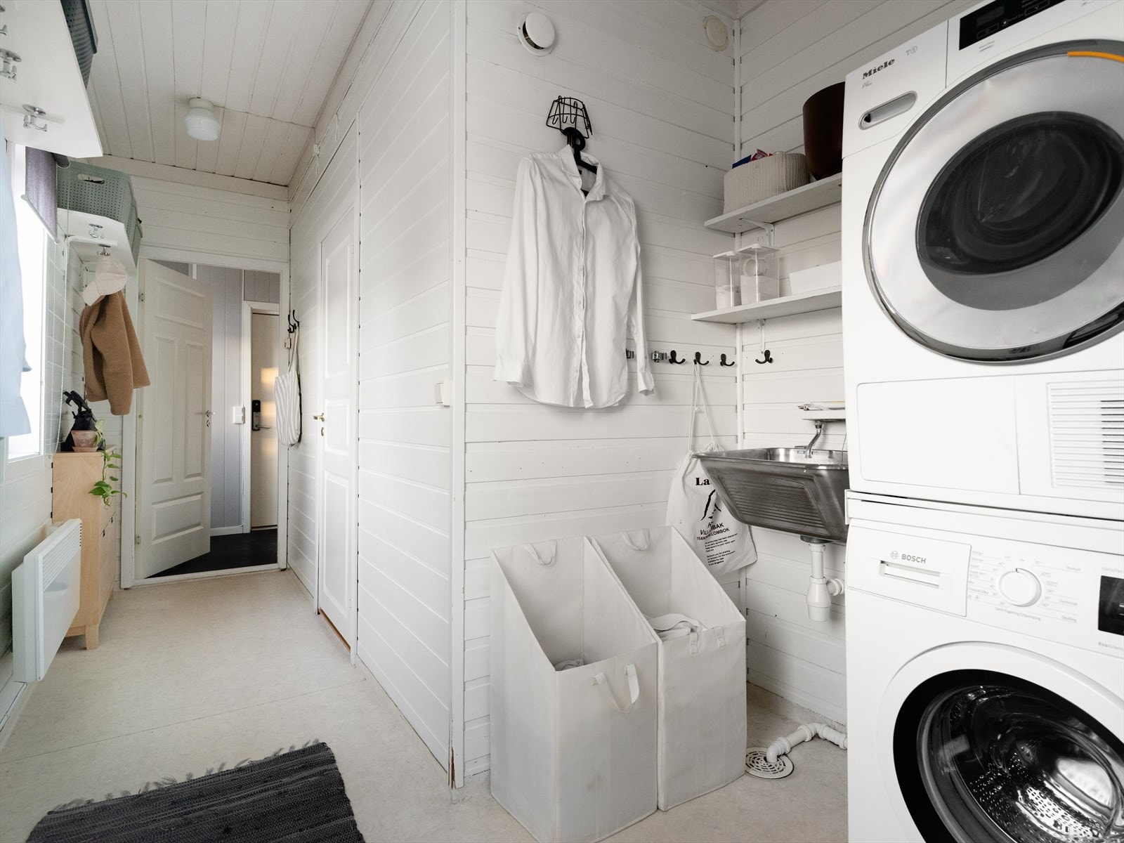 Praktisk vaskerom rett ved inngangspartiet. God plass til vask- og tørk samt utslagsvask Galleribilde