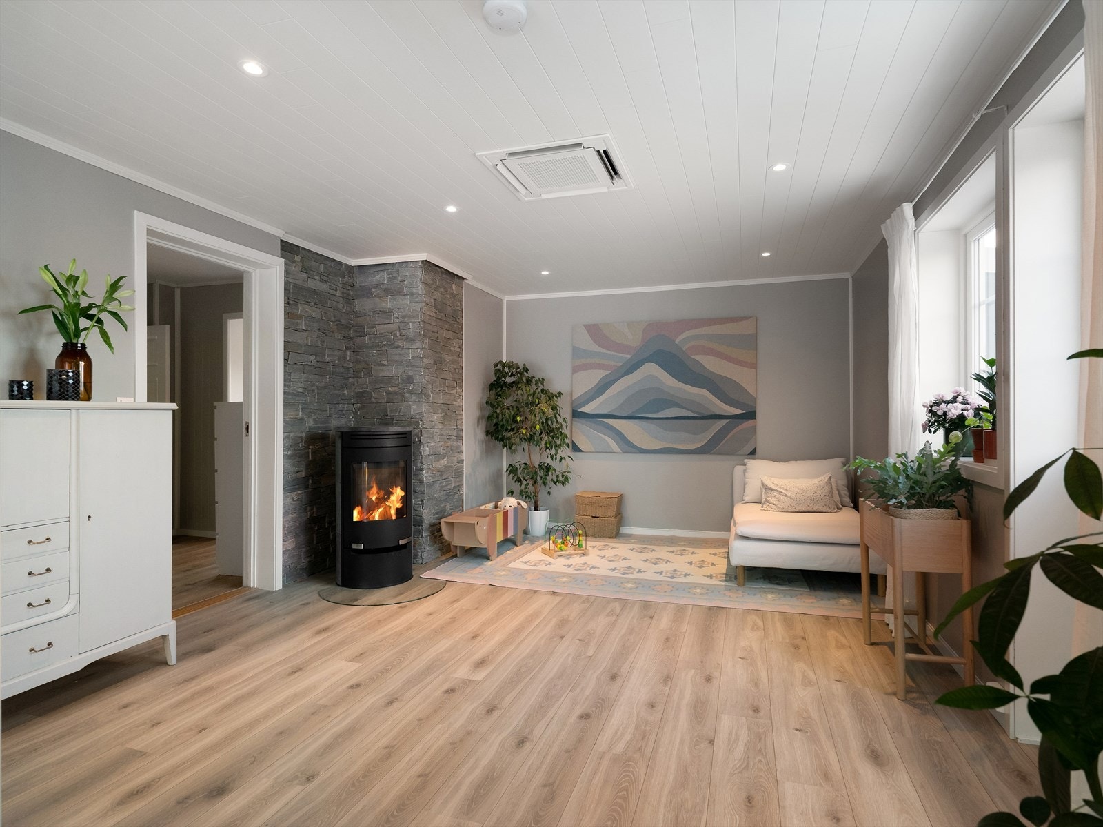 Nesten hele 1.etasje har behagelig gulvvarme. Det er også nylig etablert varmepumpe som er plassert i himling som gir økonomisk oppvarming sommerstid og gjør boligen sval sommerstid Galleribilde