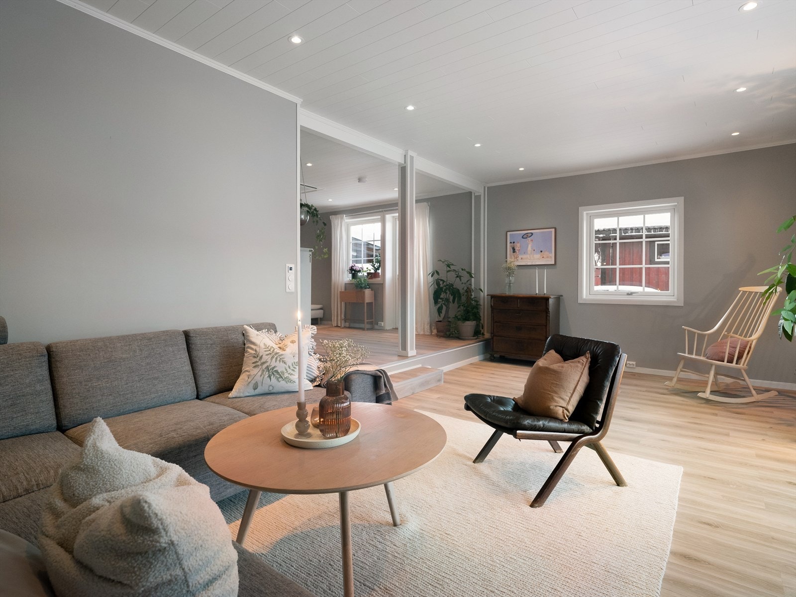 Stuen er praktisk delt i to med svært gode møbleringsmuligheter Galleribilde