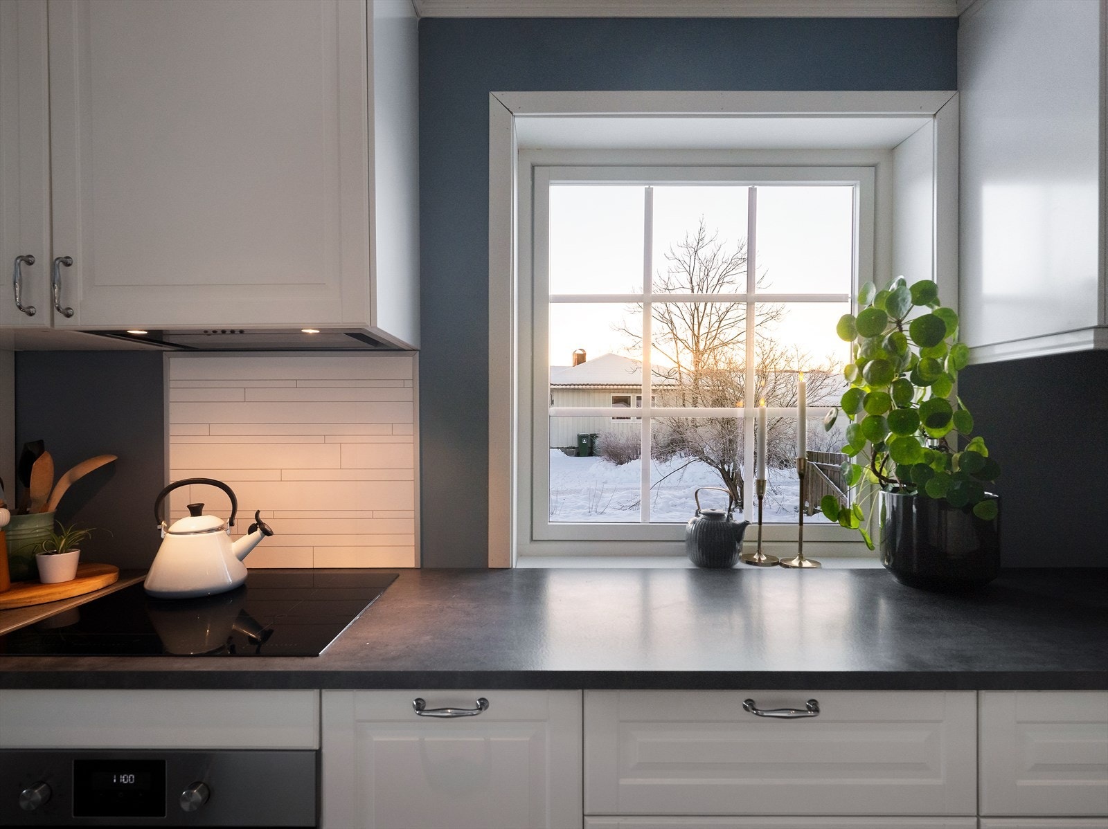 Kjøkkenet har downlights i himling med to soner samt belysning under overskap Galleribilde