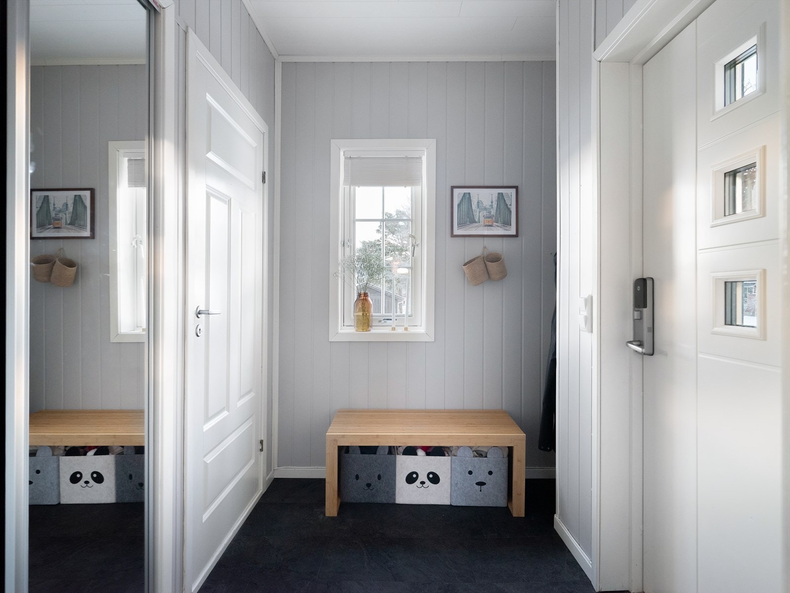 Inngangsparti med praktisk Yale Doorman kodelås på ytterdør, varme i gulv og skyvedørsgarderobe med speilfronter Galleribilde