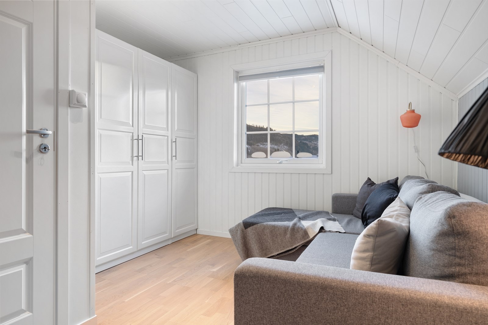 Soverom med garderobeskap Galleribilde