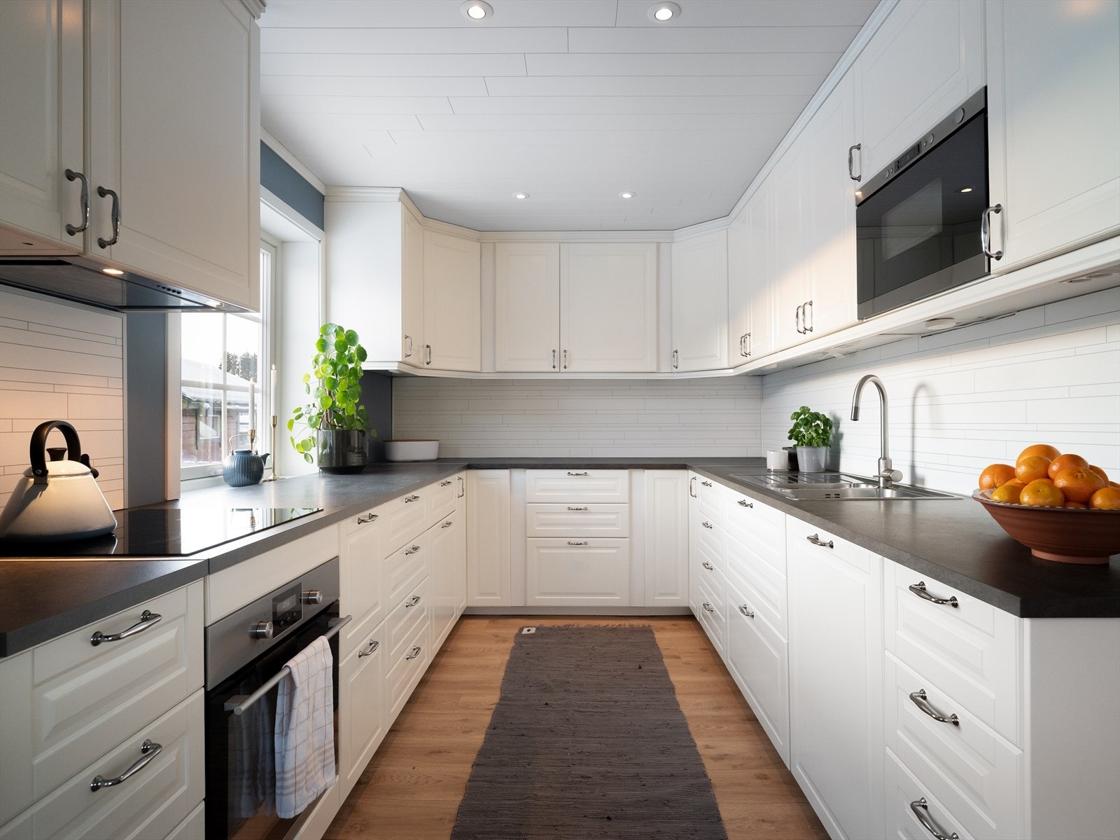 Romslig kjøkken fra 2017 på hele 19m² Galleribilde