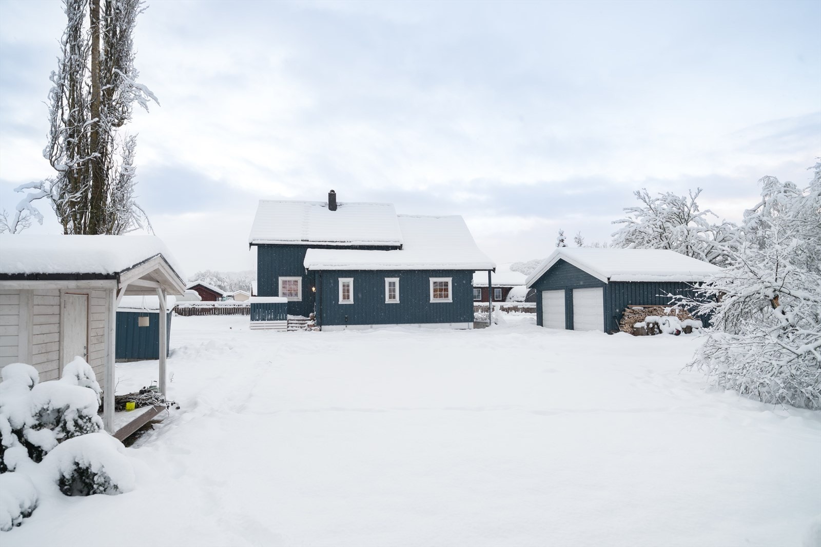 Isolert lekestue og vedskjul Galleribilde