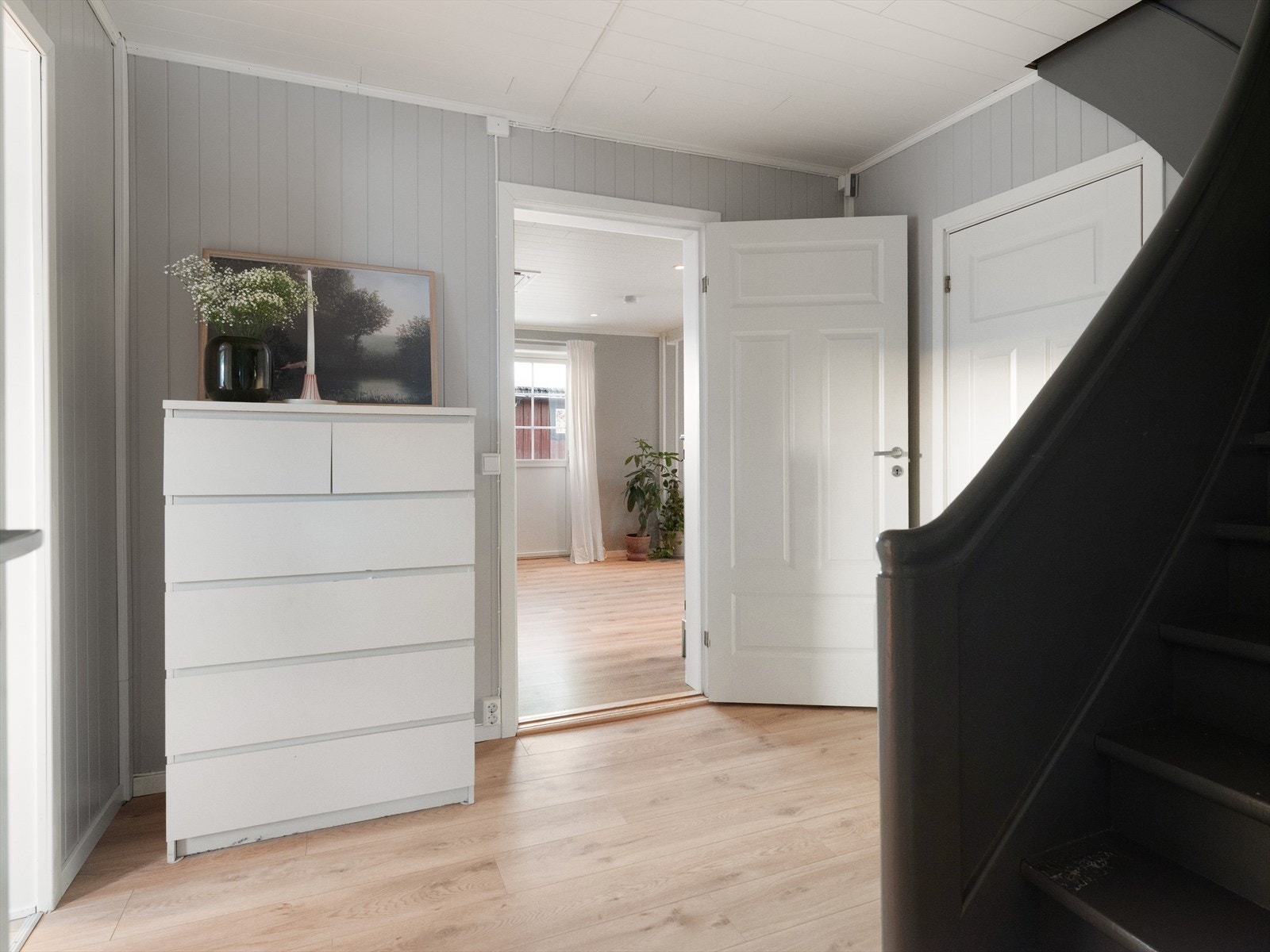 Mellomgangen har trapp opp til boligens andre plan samt dør som leder ned til kjelleretasjen Galleribilde