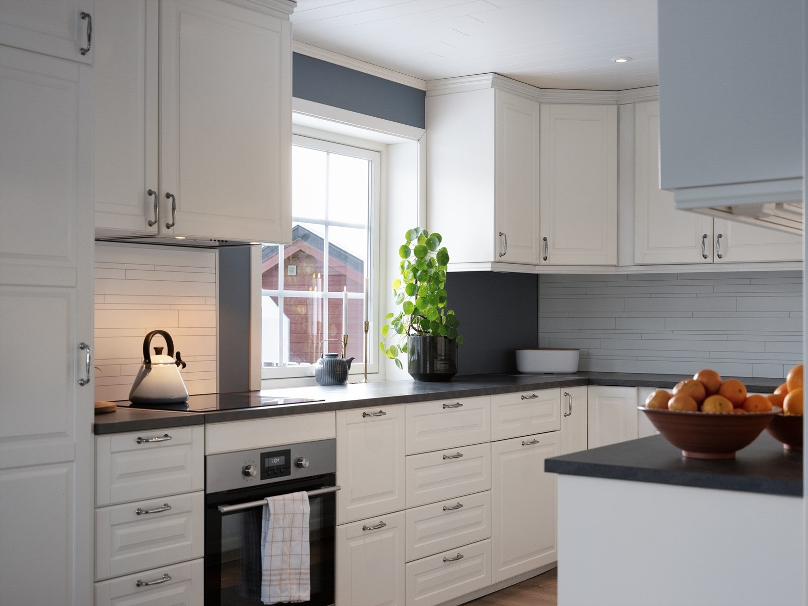 Høye overskap, god benkeplass samt skap og skuffer med soft close Galleribilde