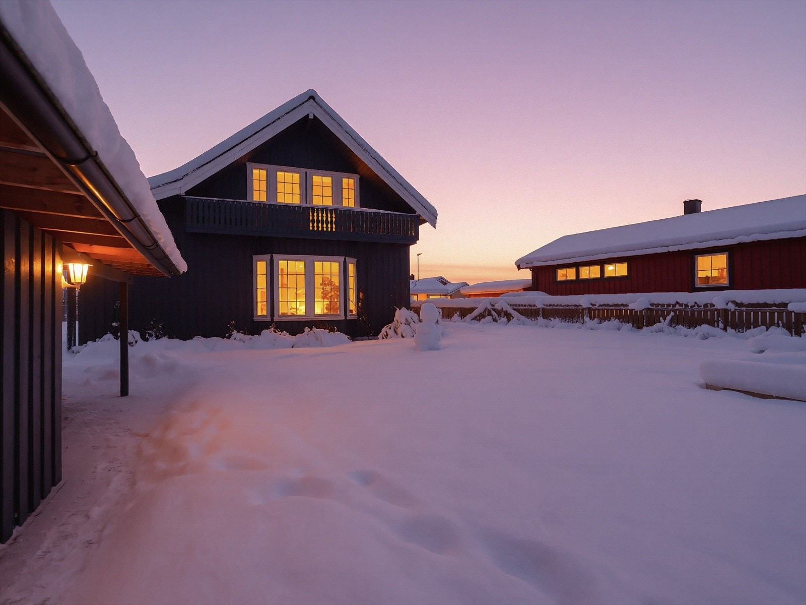 Her kan man nyte solen store deler av dagn og det er etablert flere gode terrassesoner rundt boligen Galleribilde
