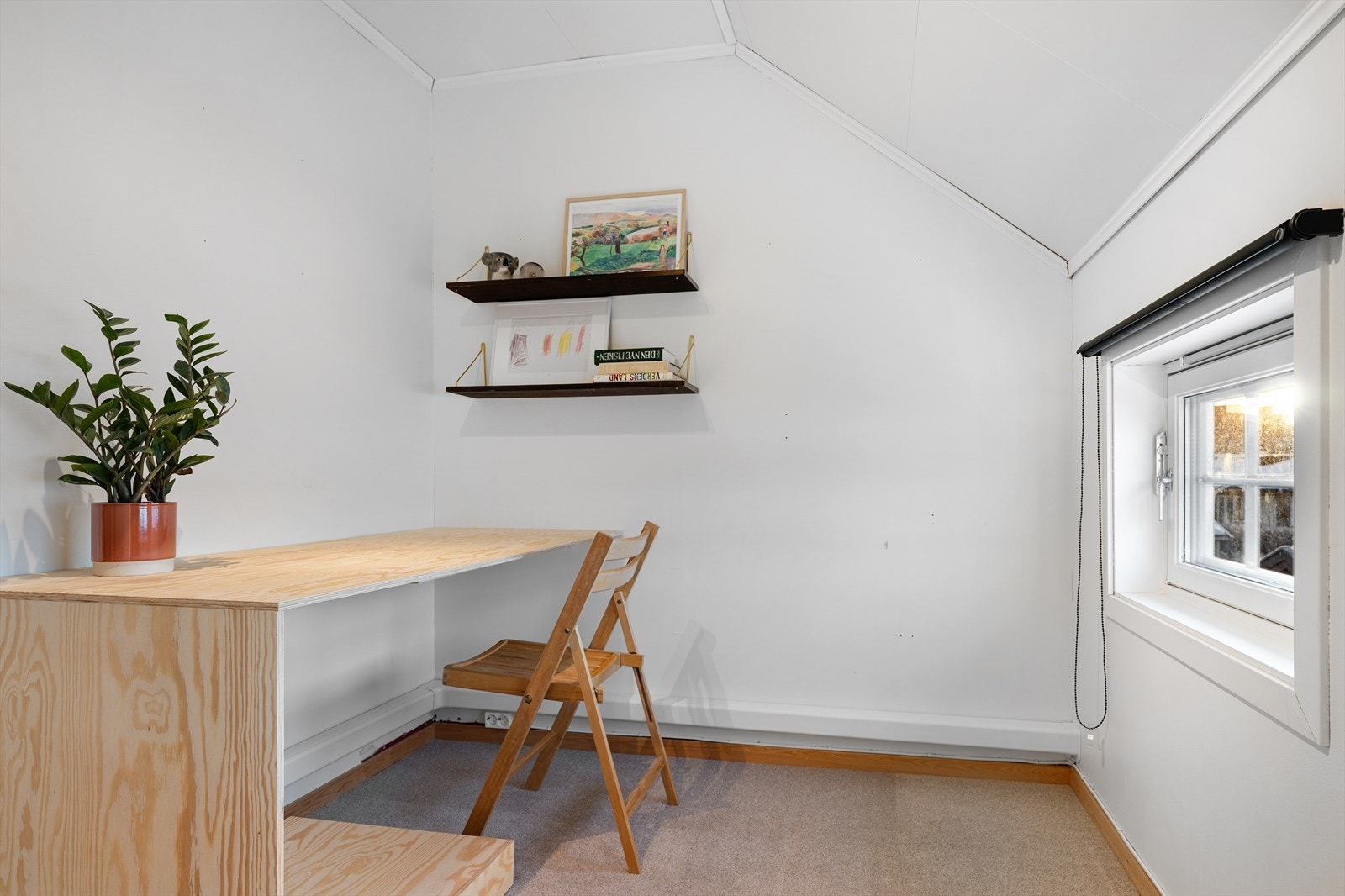 Praktisk kontor, og dette rommet med garderobeskap Galleribilde