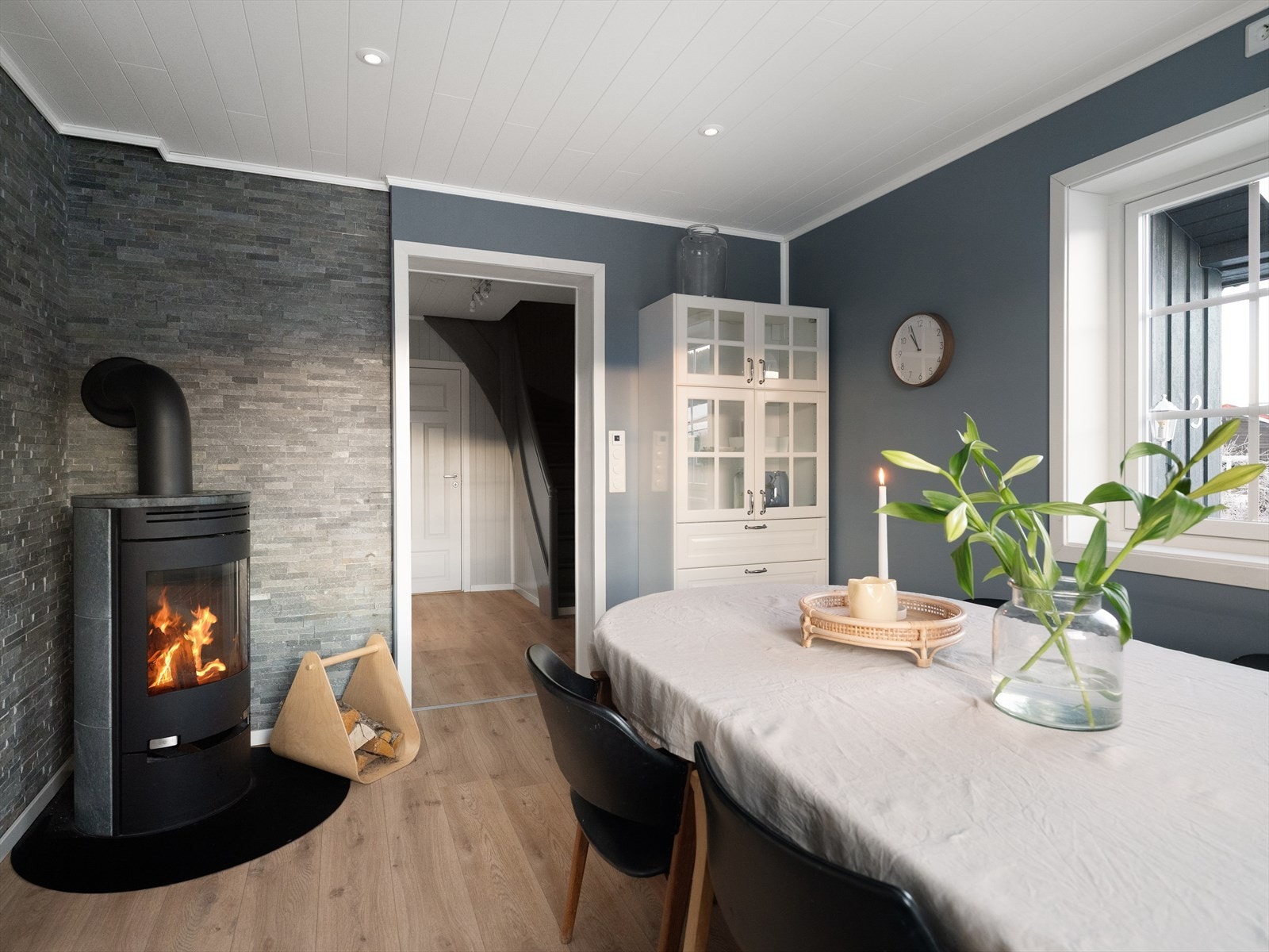 Vitrineskapet er en del av kjøkkenet. Også her med klebersteinsovn Galleribilde