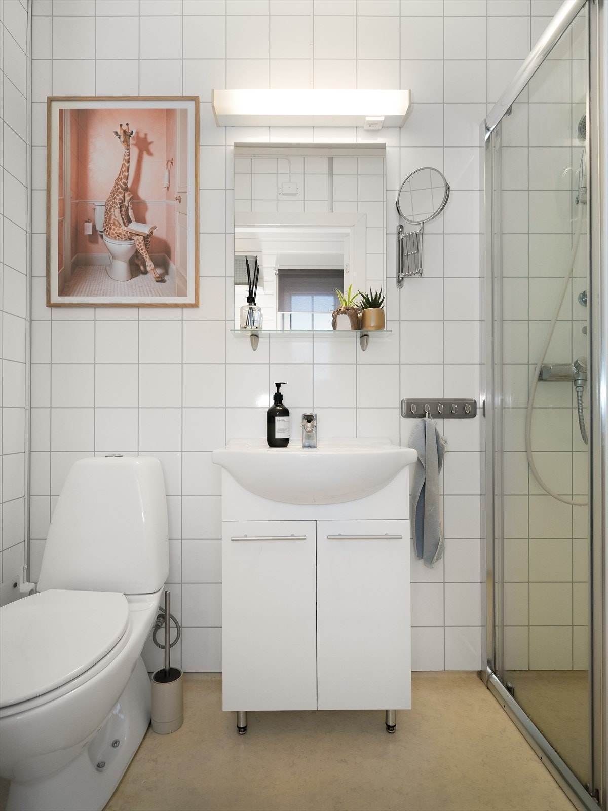 Baderom i boligens første plan med varme i gulv, dusj med skyvedør og regndusj for litt ekstra luksus i hverdagen Galleribilde