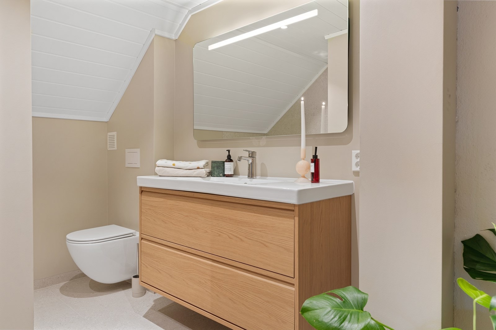 Splitter nytt baderom i boligens andre plan med behagelig gulvvarme, 60x60 flis på gulv, 120cm bred servant med skuffer, speil med integrert lys og downlights med dim Galleribilde