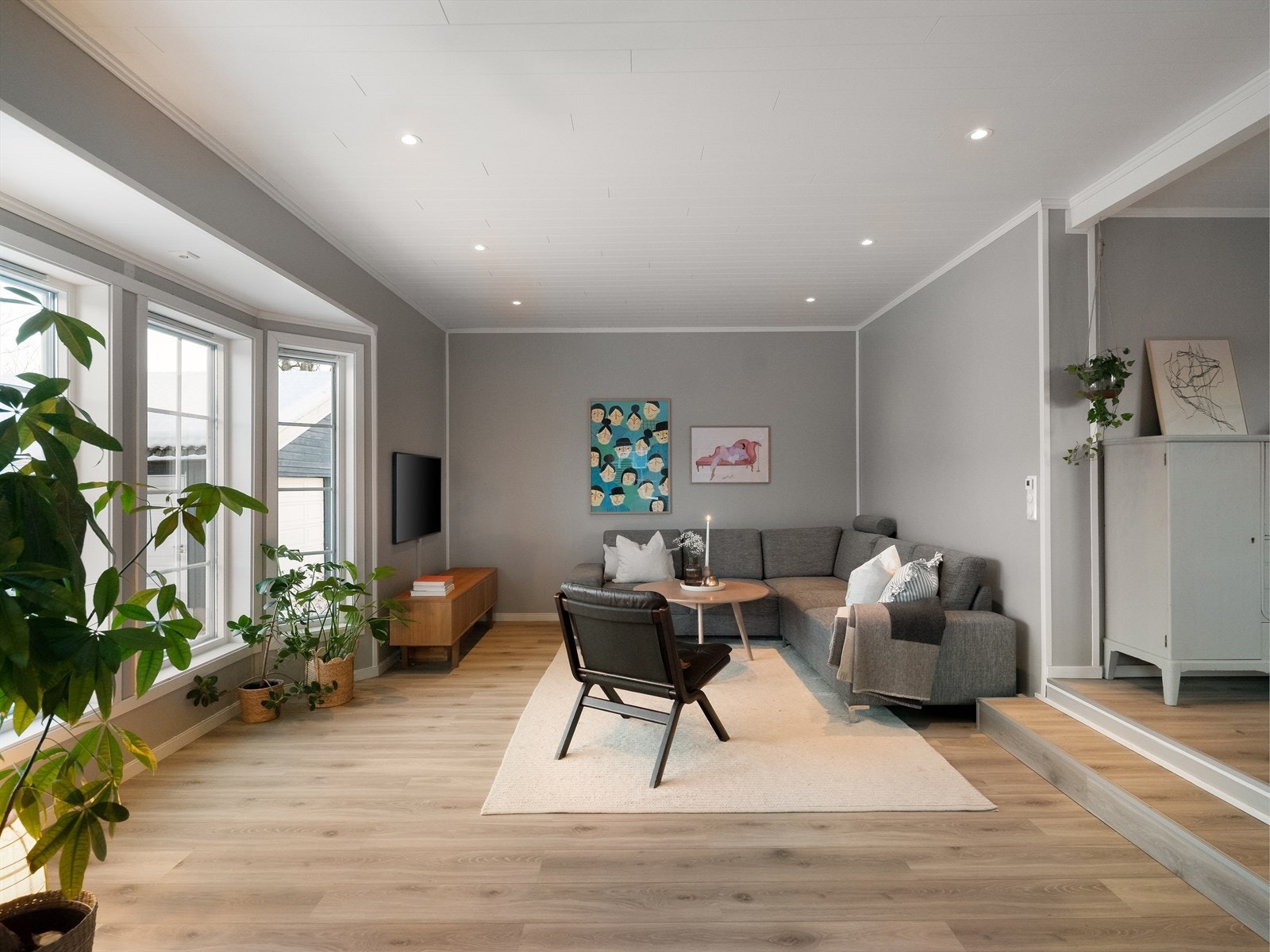 Den nye delen av stua ble bygd ut i 1993 og har ekstra god takhøyde Galleribilde