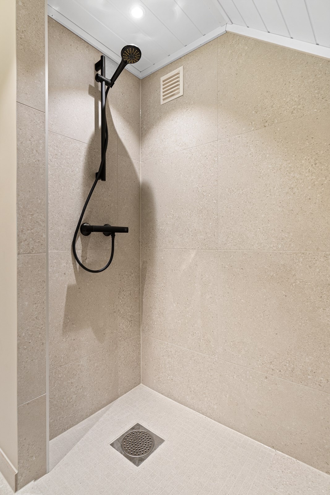 Stilrent dusjgarnityr i sort Galleribilde