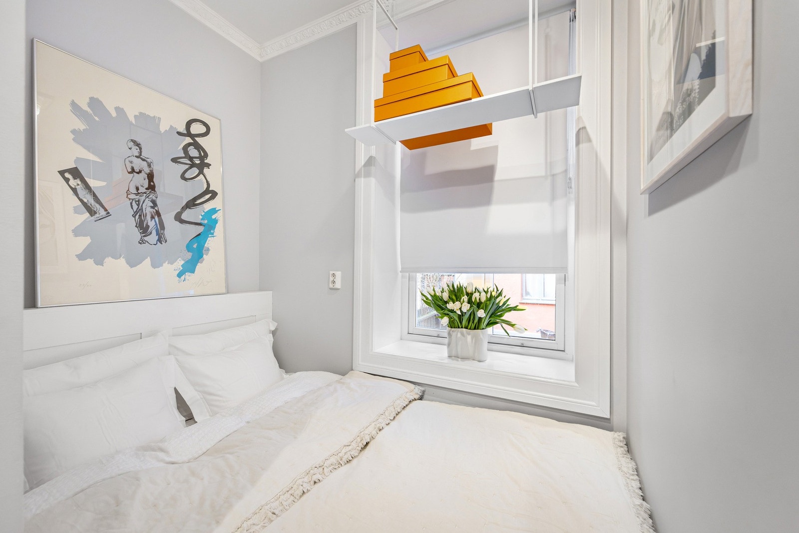 Rommet vender mot stille og rolig bakgård. Galleribilde